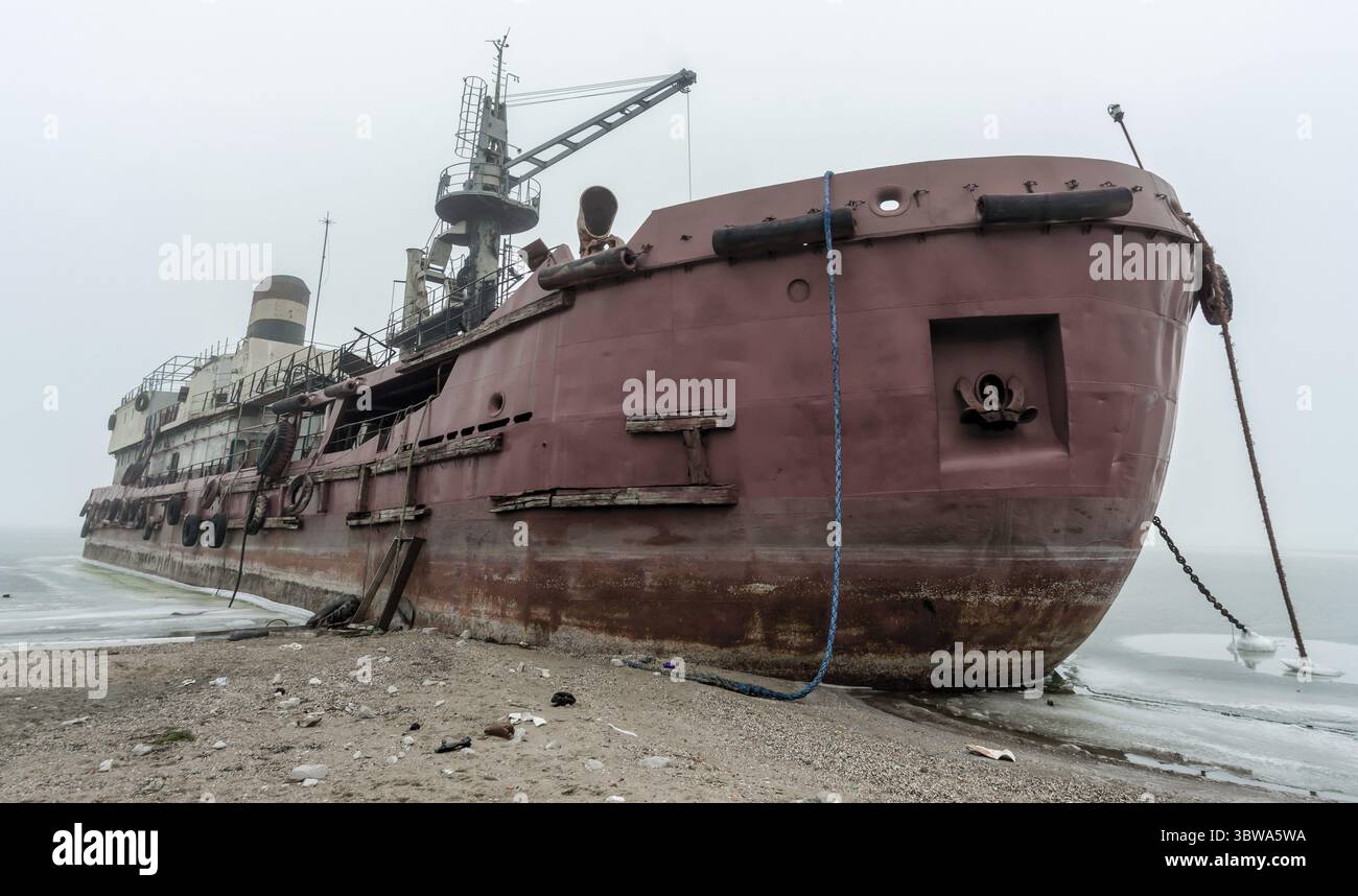 Ein altes Schiff ohne Menschen lief während des Krieges mit Russland in der Ukraine auf Grund Stockfoto