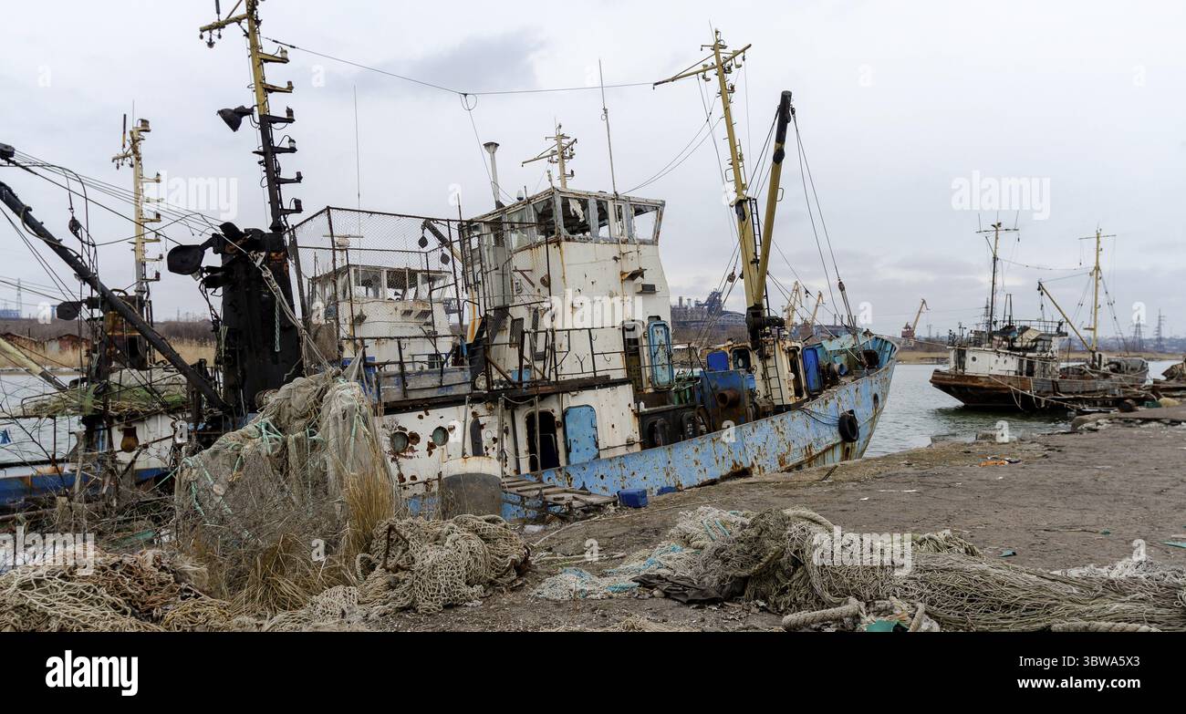 Ein altes Schiff ohne Menschen lief während des Krieges mit Russland in der Ukraine auf Grund Stockfoto