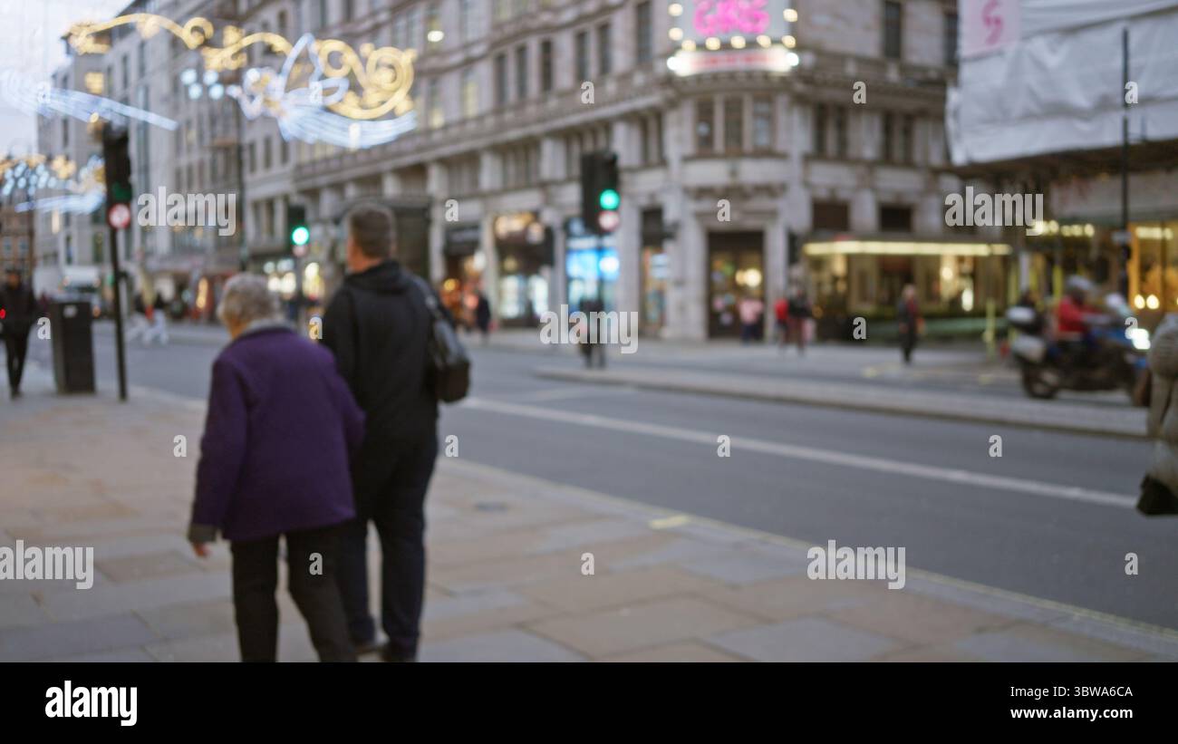 Die winterliche Straßenszene in london mit weihnachtsdekorationen und Spaziergängen hat einen festlichen und stimmungsvollen Bokeh-Effekt in der städtischen umgebung geschaffen Stockfoto