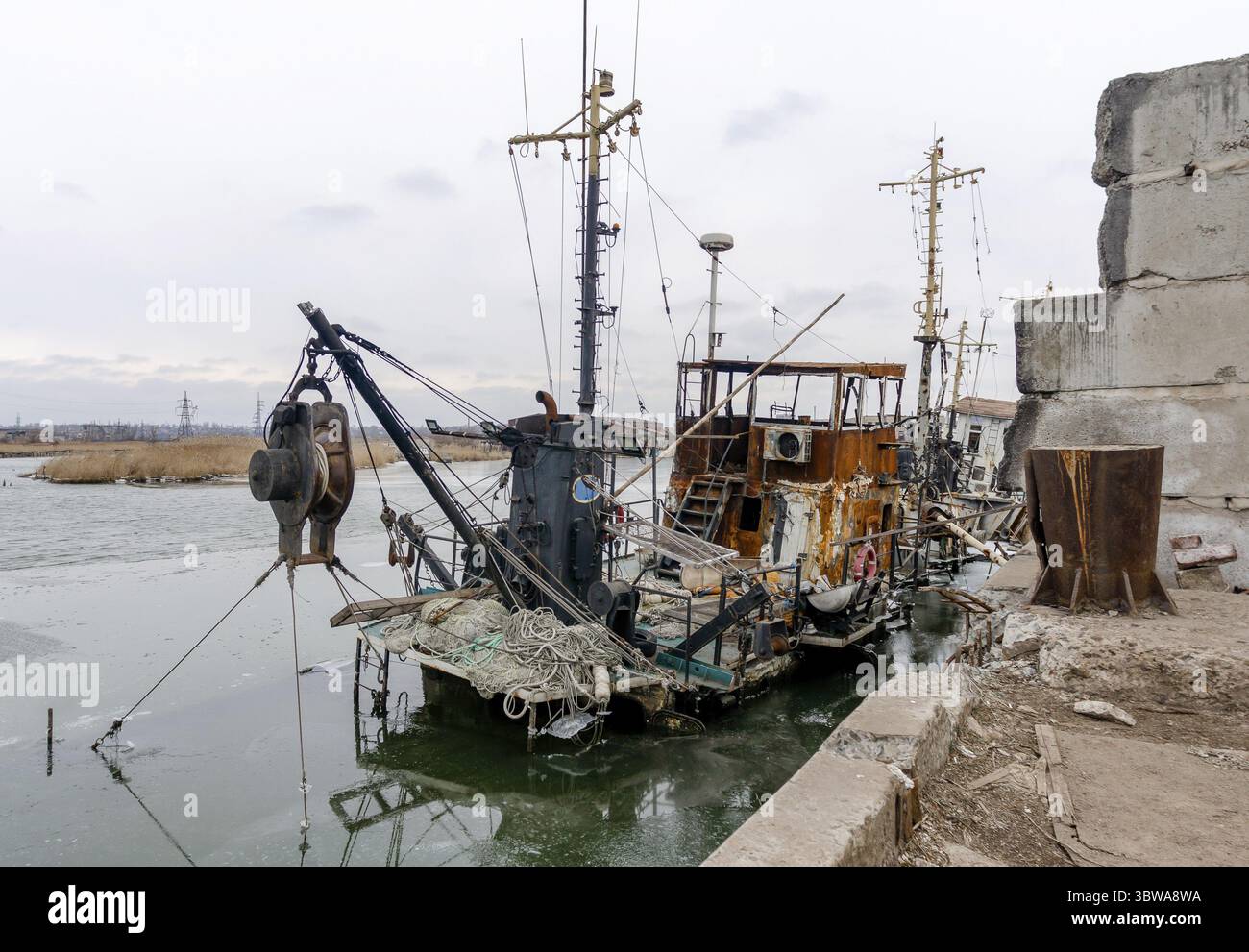 Ein altes Schiff ohne Menschen lief während des Krieges mit Russland in der Ukraine auf Grund Stockfoto