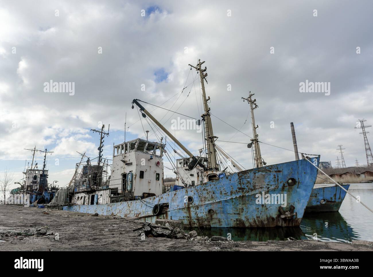 Verlassene alte beschädigte Schiffe im Hafen ohne Menschen während des Krieges zwischen der Ukraine und Russland Stockfoto