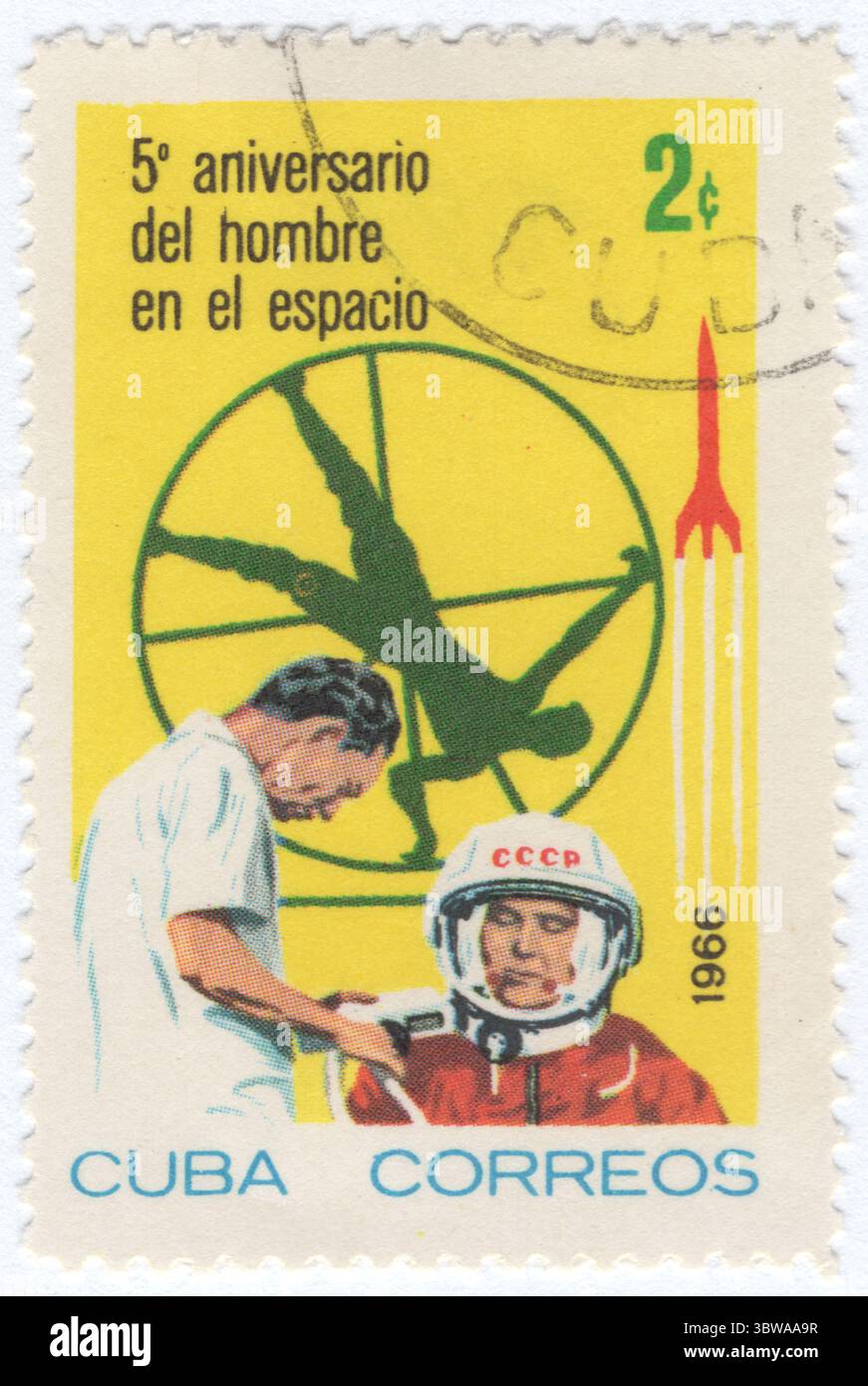 KUBA - 12. April 1966: Zweifarbige Centavo-Briefmarke mit Cosmonauten in Ausbildung. Erster Mann im Weltraum, 5. Jahrestag. Astronautentraining beschreibt den komplexen Prozess der Vorbereitung von Astronauten in Regionen auf ihre Weltraummissionen vor, während und nach dem Flug, der medizinische Tests, körperliches Training, außerfahrzeuges Aktivitätstraining (EVA), Wildnis-Überlebenstraining, Wasser-Überlebenstraining, Robotik-Training, Prozedurtraining, Rehabilitationsprozess sowie das Training zu Experimenten umfasst, die sie während ihres Aufenthalts im Weltraum durchführen werden Stockfoto