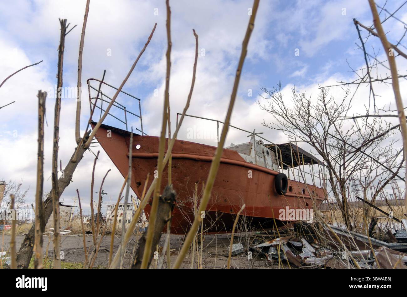 Ein altes Schiff ohne Menschen lief während des Krieges mit Russland in der Ukraine auf Grund Stockfoto