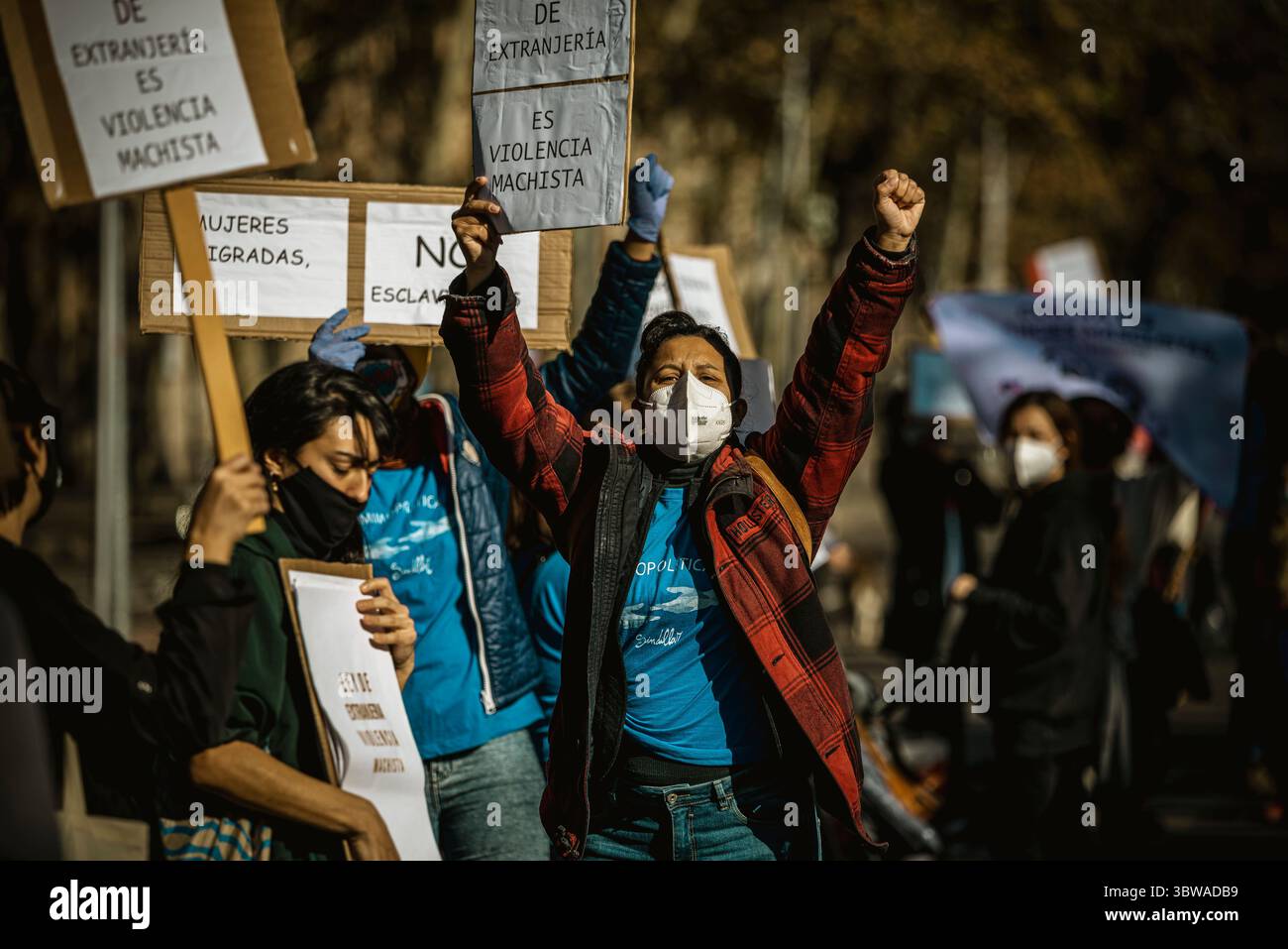 22. November 2020, Barcelona, Katalonien, Spanien: Feministinnen mit ihren Plakaten schreien Slogans, während sie Teil einer menschlichen Kette durch Barcelona sind, um den Internationalen Tag zur Beseitigung der Gewalt gegen Frauen zu feiern (Foto: © Matthias Oesterle/ZUMA Wire) Stockfoto