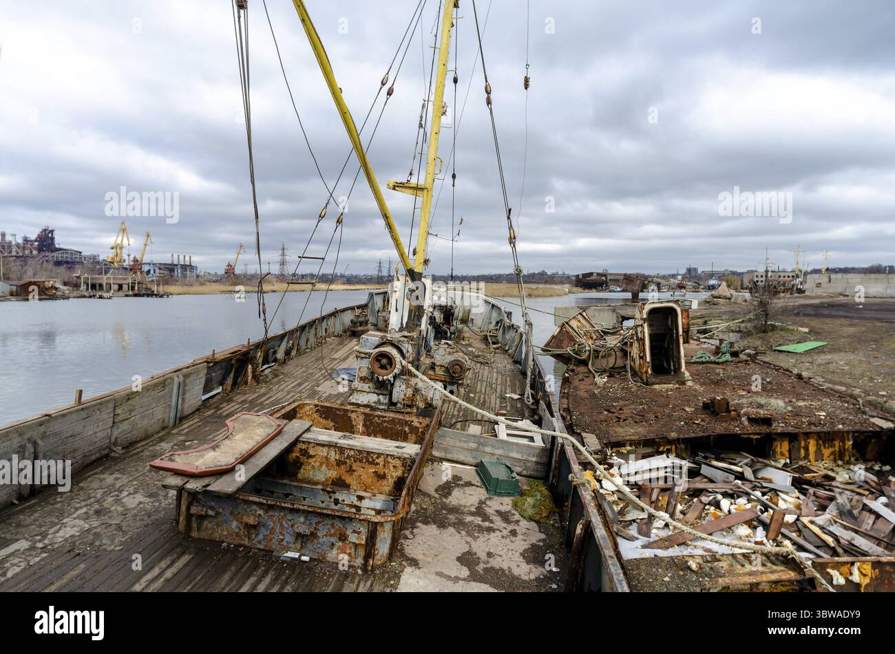 Ein altes Schiff ohne Menschen lief während des Krieges mit Russland in der Ukraine auf Grund Stockfoto
