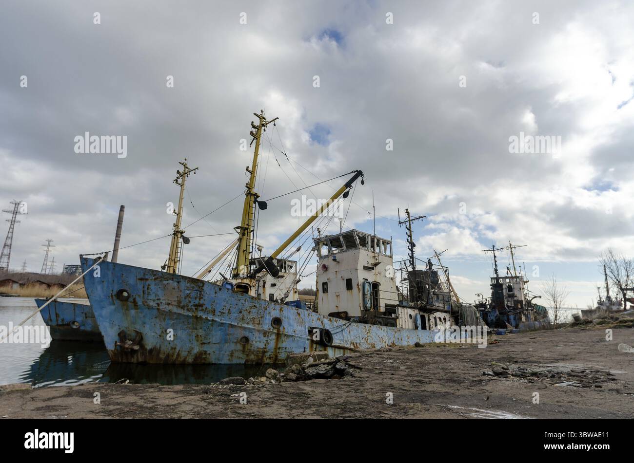 Verlassene alte beschädigte Schiffe im Hafen ohne Menschen während des Krieges zwischen der Ukraine und Russland Stockfoto