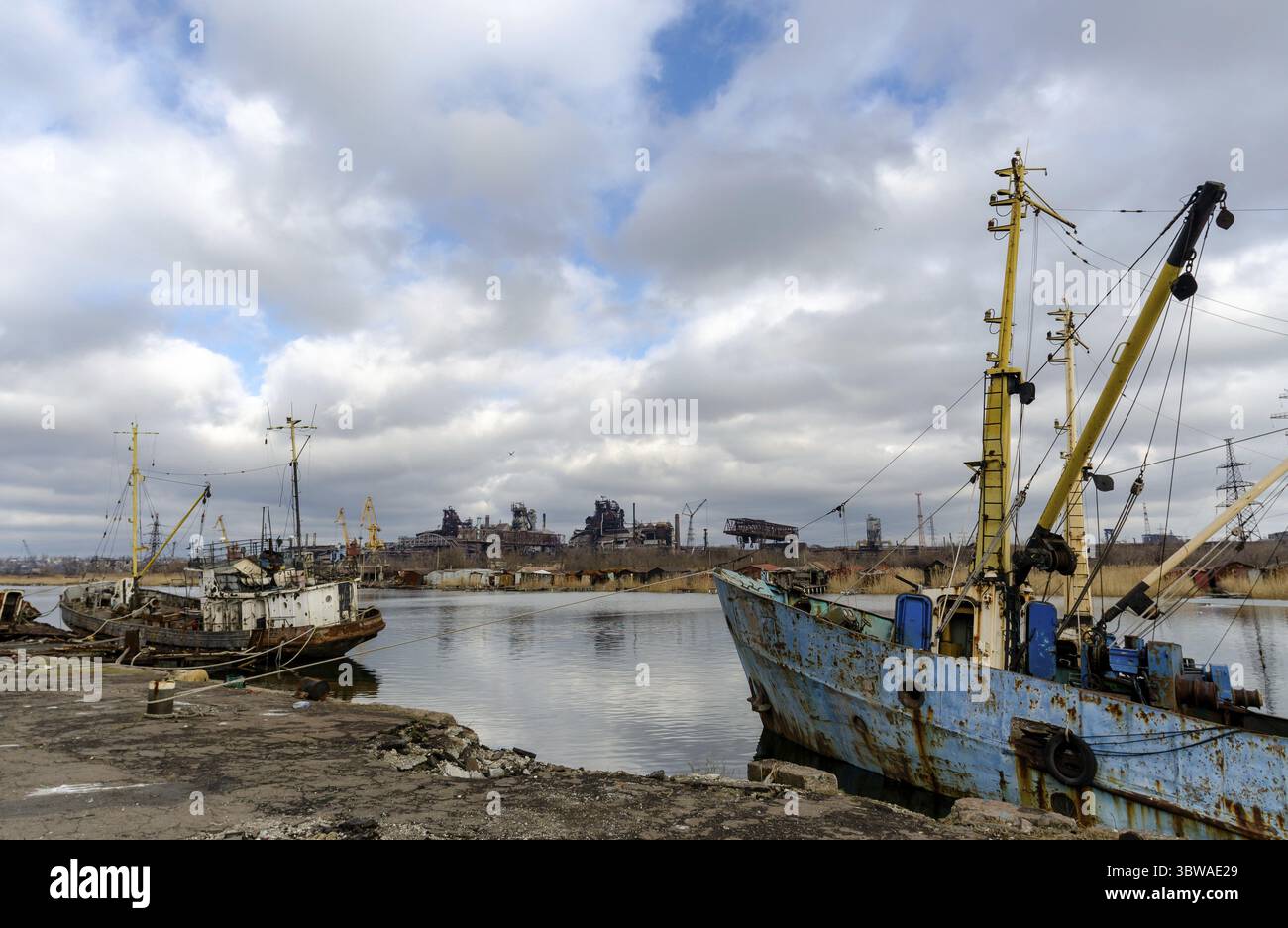 Verlassene alte beschädigte Schiffe im Hafen ohne Menschen während des Krieges zwischen der Ukraine und Russland Stockfoto