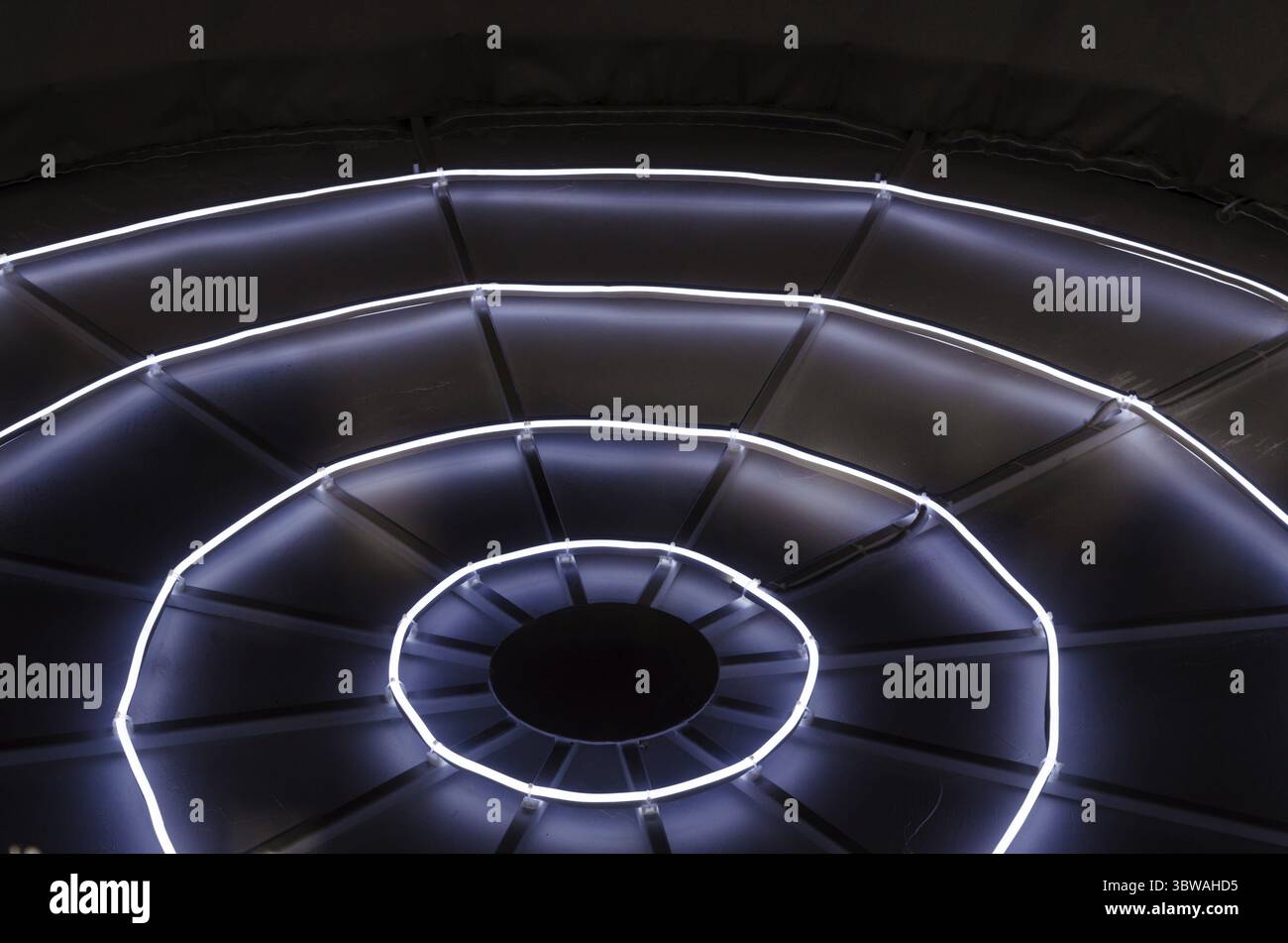 Beleuchtung mit elektrischen Lampen im dunklen abstrakten Hintergrund Stockfoto