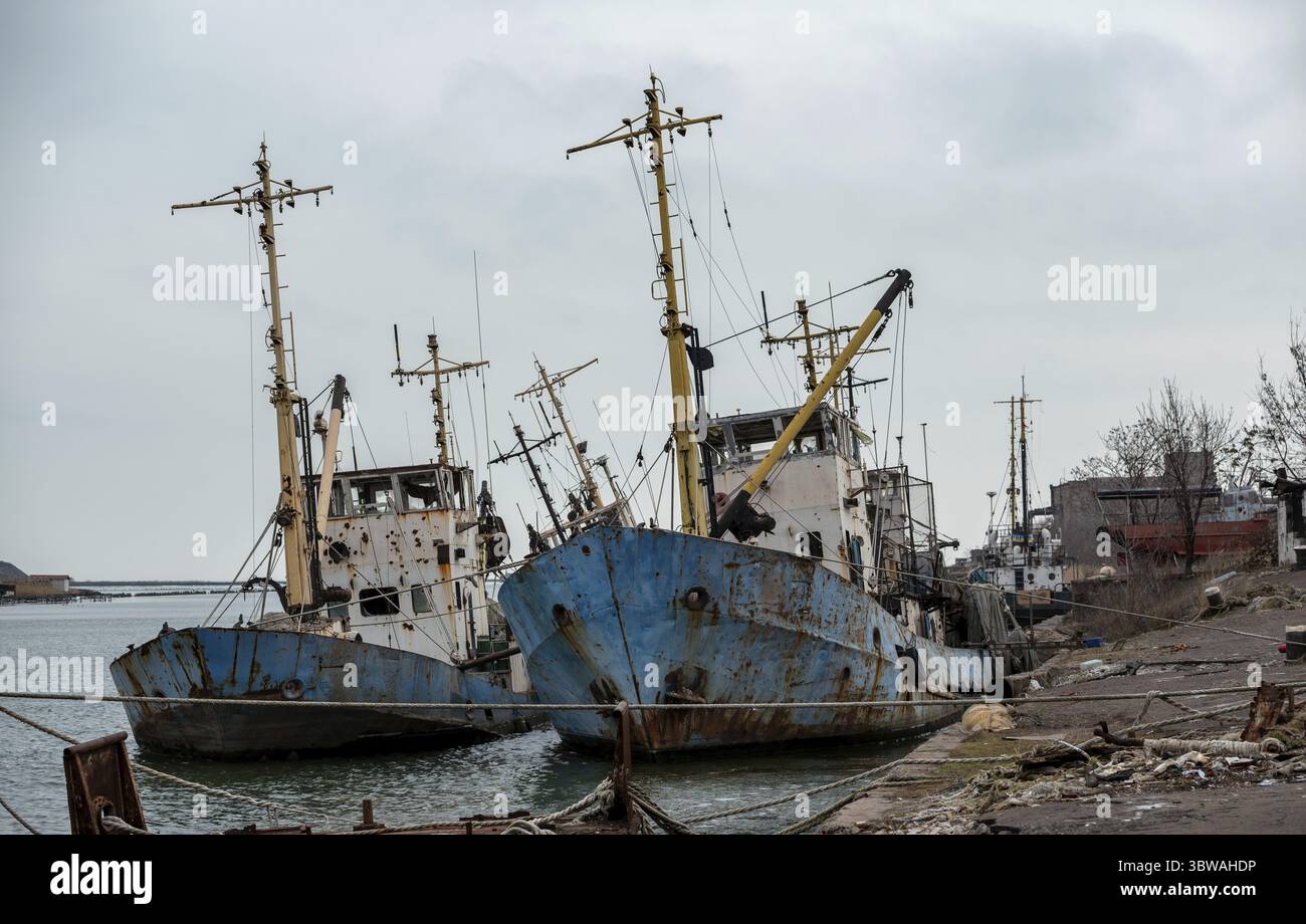 Ein altes Schiff ohne Menschen lief während des Krieges mit Russland in der Ukraine auf Grund Stockfoto