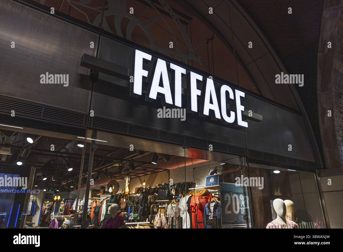 Beleuchtetes FatFace-Ladenschild über dem Eingang, das die beliebte britische Lifestyle-Bekleidungsmarke zeigt. London, UK, 29. März 2024 Stockfoto
