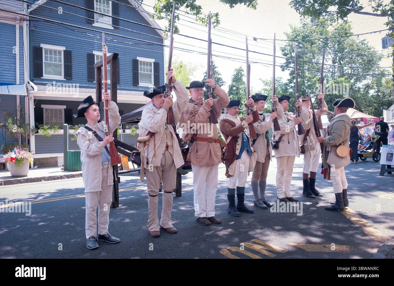Mitglieder des 5. New York Regiments, eine Gruppe historischer Reenactoren beim Bastille Day in Piermont, New York. Stockfoto