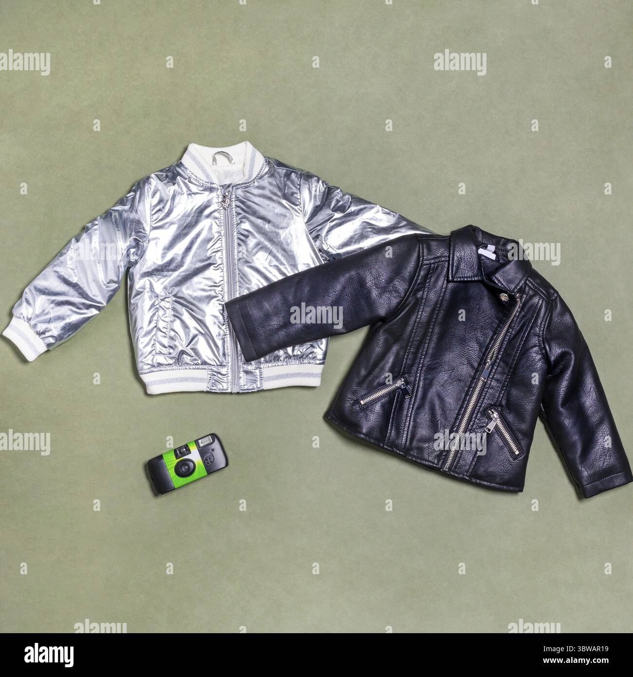 Glänzend weiß und schwarz Frau Jacke isoliert Stockfoto