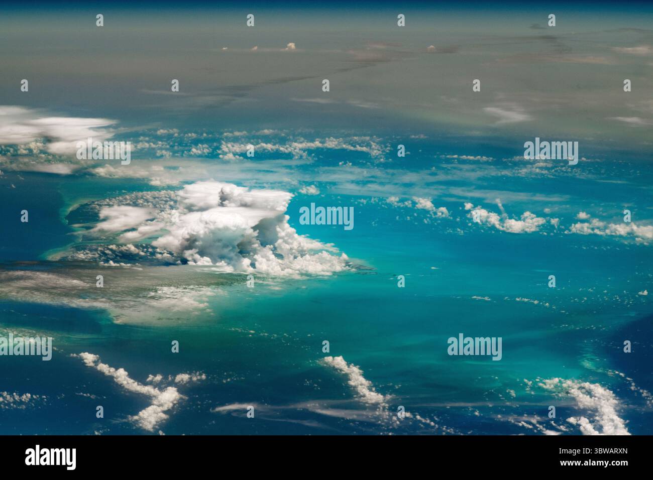 24. Juni 2020 - Bahama-Inseln - ein Astronaut an Bord der Internationalen Raumstation (ISS) nahm dieses Foto von Sturmwolken auf, die sich über Andros Island, einer der Bahama-Inseln, erheben. Obwohl das Raumschiff zum Zeitpunkt des Fotos den Süden Indianas (fast 1800 Kilometer/1100 Meilen nördlich von Andros Island) überquerte, gelang es der Besatzung, mit einem langen Objektiv (400 mm) eine Nahaufnahme zu machen. Sie erfassten Gewitter, die sich über der Insel entwickelten, sowie Merkmale des flachen Meeresbodens, der als Great Bahama Bank bekannt ist. Jenseits der gewaltigen Stürme, der langweilige graubraune Krug Stockfoto