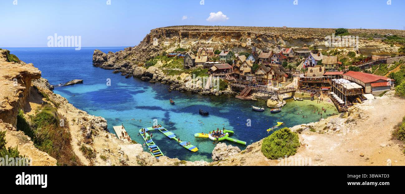 Popeye Village, Malta - 19. Juli 2019. Luftpanorama von Popeye Village am sonnigen Tag, Malta, Malaga, Spanien Stockfoto