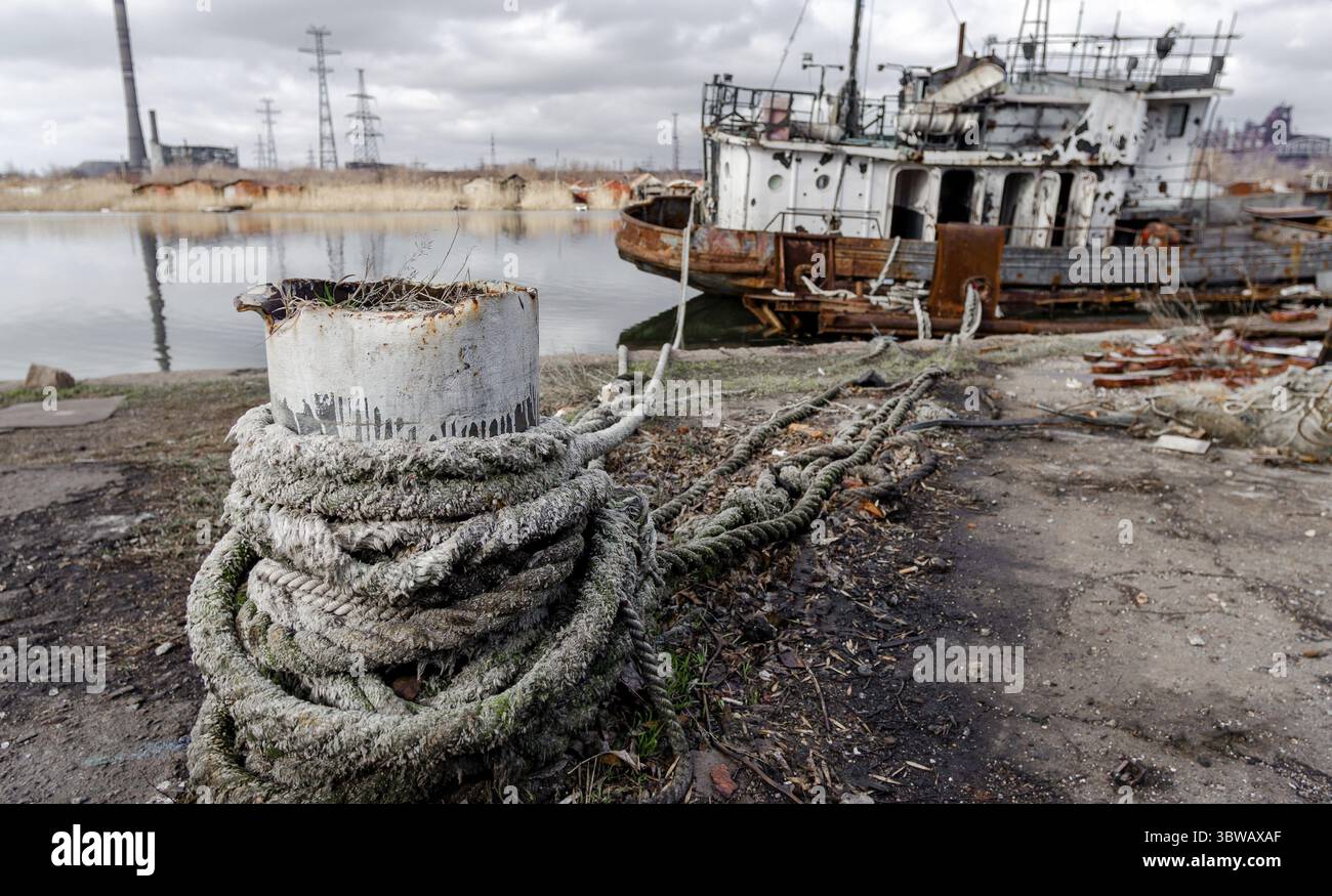 Ein altes Schiff ohne Menschen lief während des Krieges mit Russland in der Ukraine auf Grund Stockfoto