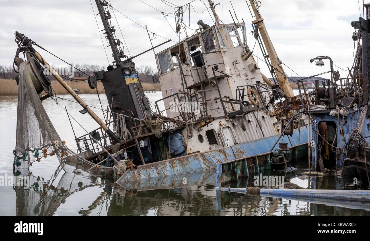 Ein altes Schiff ohne Menschen lief während des Krieges mit Russland in der Ukraine auf Grund Stockfoto