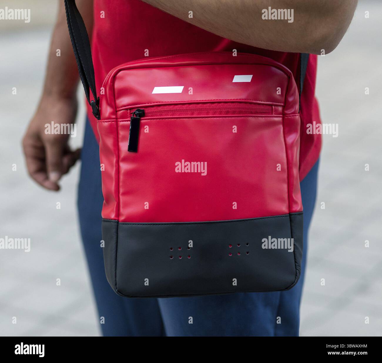 Rote Luxus-Sporttasche aus nächster Nähe Stockfoto Rote Luxus-Sporttasche aus nächster Nähe Stockfoto