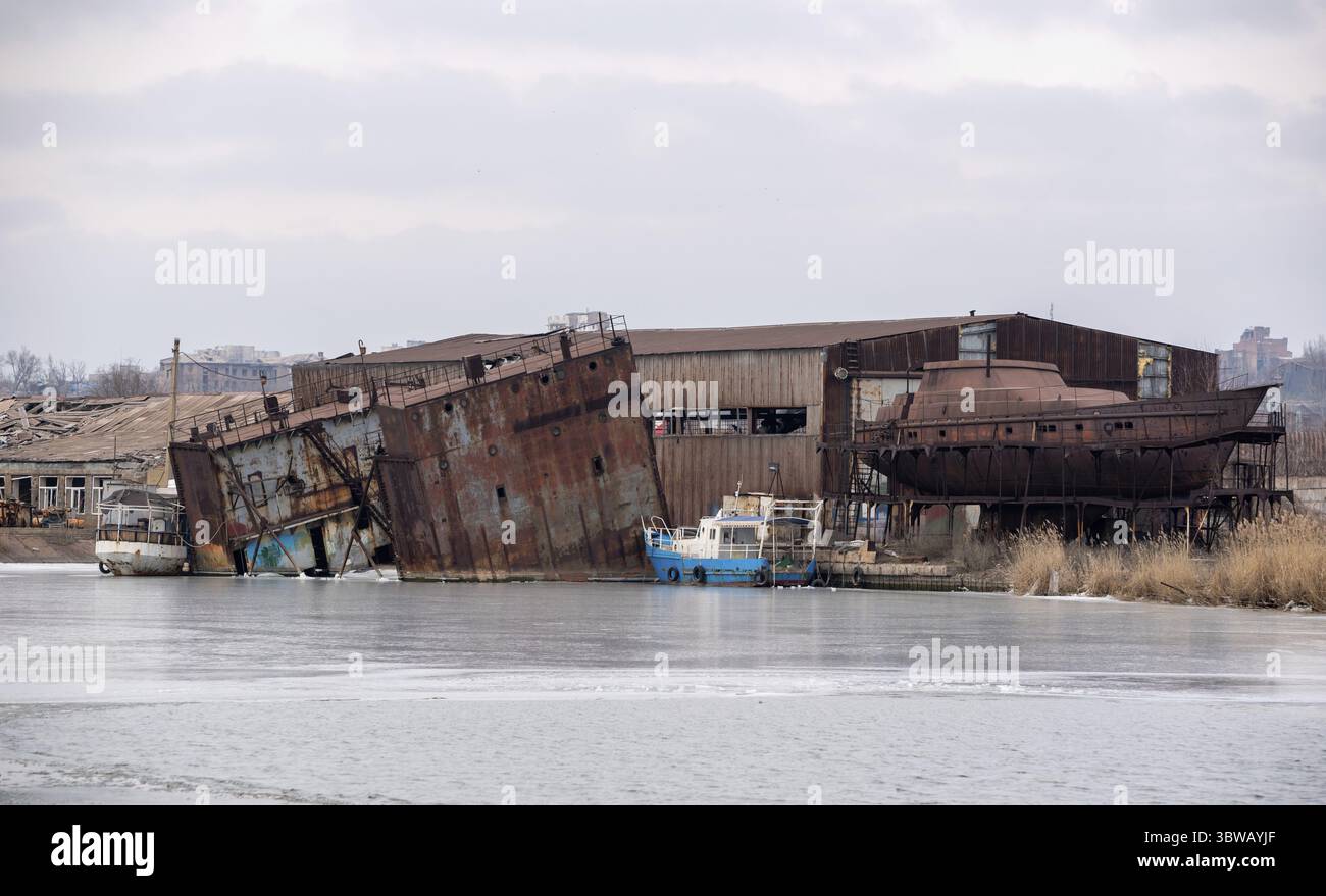 Ein altes Schiff ohne Menschen lief während des Krieges mit Russland in der Ukraine auf Grund Stockfoto