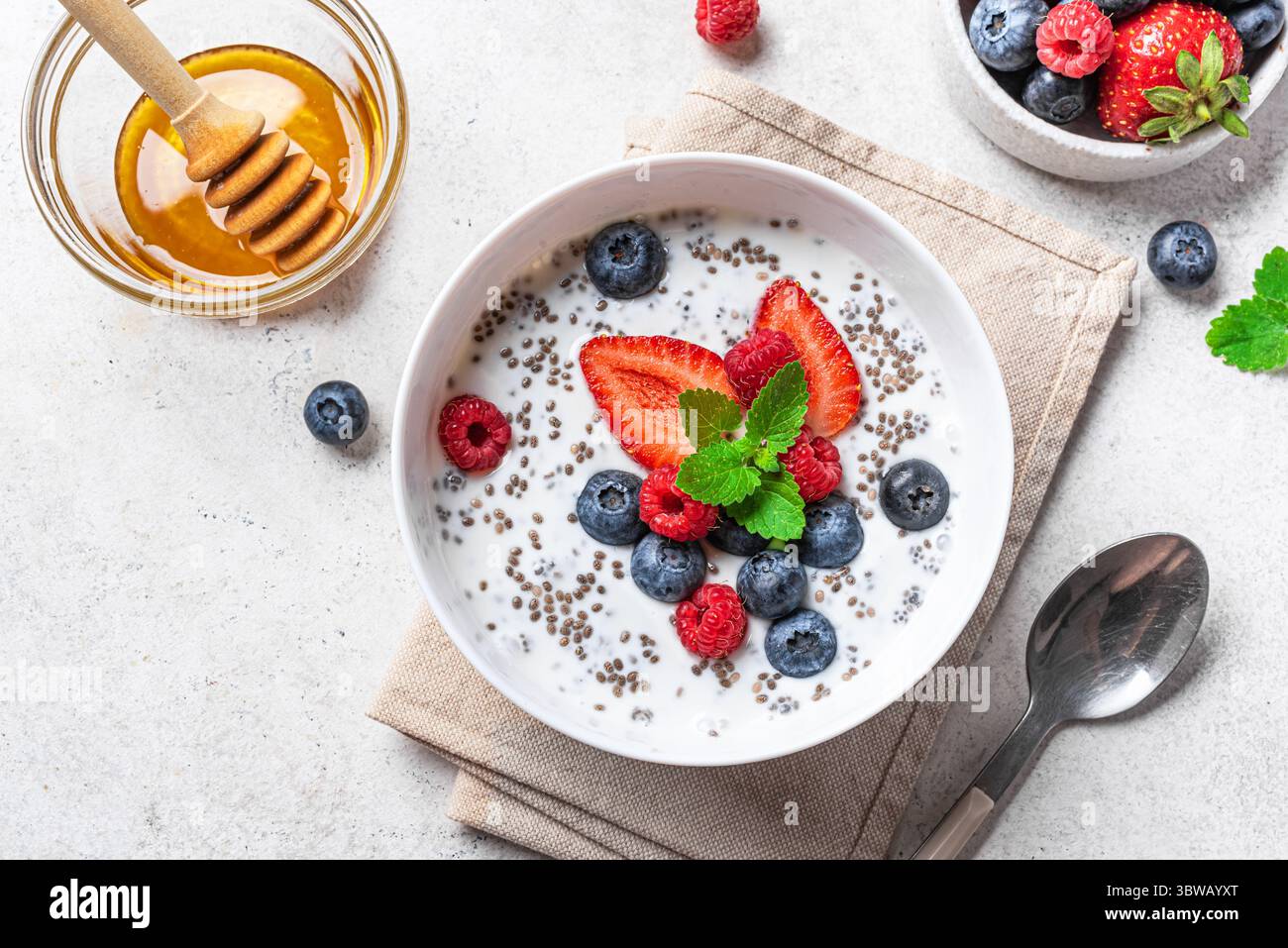Chia Schüssel für gesundes Frühstück. Über Nacht Chia Pudding mit griechischem Joghurt, frischen Beeren und Honig. Gesunde Ernährung, Fitness Detox Rezept. Stockfoto