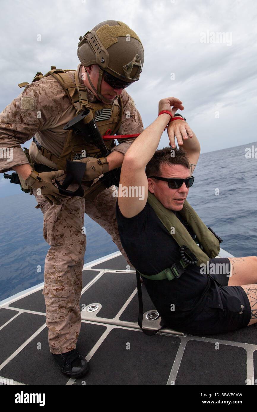 13. November 2020 - Savaneta, Aruba - US-Marines mit C-Kompanie, 2. Aufklärungsbataillon (Recon Bn.), 2. Marine-Division (MARDIV) nehmen am Visit, Board, Search and Acquure (VBSS)-Training mit niederländischen Marines mit der 32. Raiding Squadron nahe der niederländischen Marinekaserne Savaneta, Aruba, 13. November 2020 Teil. VBSS-Fertigkeiten sind bei der Bekämpfung in Küsten- und Küstenregionen von entscheidender Bedeutung. Die Beherrschung dieser Fähigkeiten durch die 2nd Recon Bn ist von entscheidender Bedeutung, um sich effektiv mit ihren Marinepartnern zu integrieren, um den nächsten großen Konflikt zu gewinnen. Die Fähigkeit, von den niederländischen Marines in ihrem Hauptbereich des Operators zu lernen Stockfoto