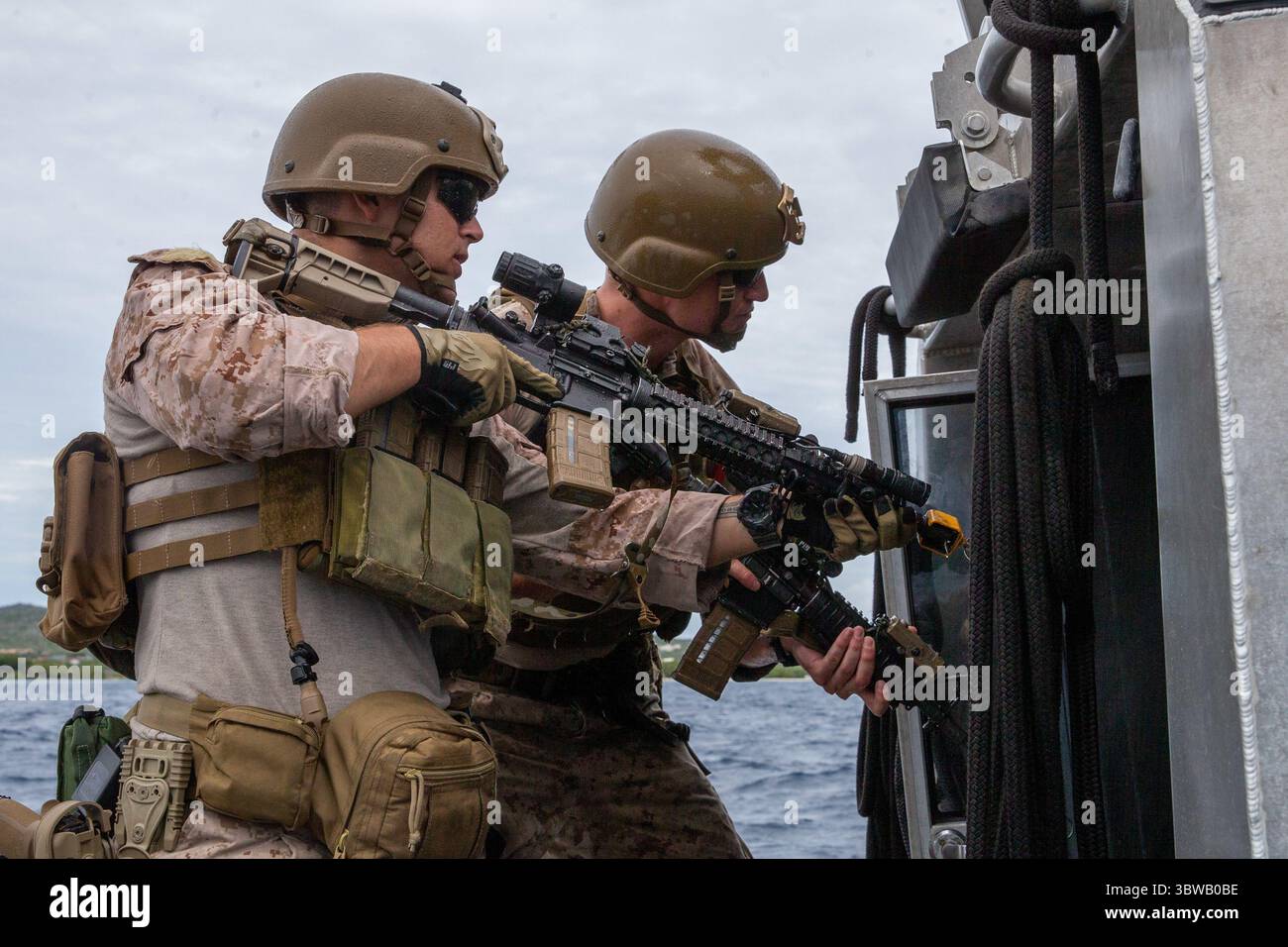 13. November 2020 - Savaneta, Aruba - US-Marines mit C-Kompanie, 2. Aufklärungsbataillon (Recon Bn.), 2. Marine-Division (MARDIV) nehmen am Visit, Board, Search and Acquure (VBSS)-Training mit niederländischen Marines mit der 32. Raiding Squadron nahe der niederländischen Marinekaserne Savaneta, Aruba, 13. November 2020 Teil. VBSS-Fertigkeiten sind bei der Bekämpfung in Küsten- und Küstenregionen von entscheidender Bedeutung. Die Beherrschung dieser Fähigkeiten durch die 2nd Recon Bn ist von entscheidender Bedeutung, um sich effektiv mit ihren Marinepartnern zu integrieren, um den nächsten großen Konflikt zu gewinnen. Die Fähigkeit, von den niederländischen Marines in ihrem Hauptbereich des Operators zu lernen Stockfoto