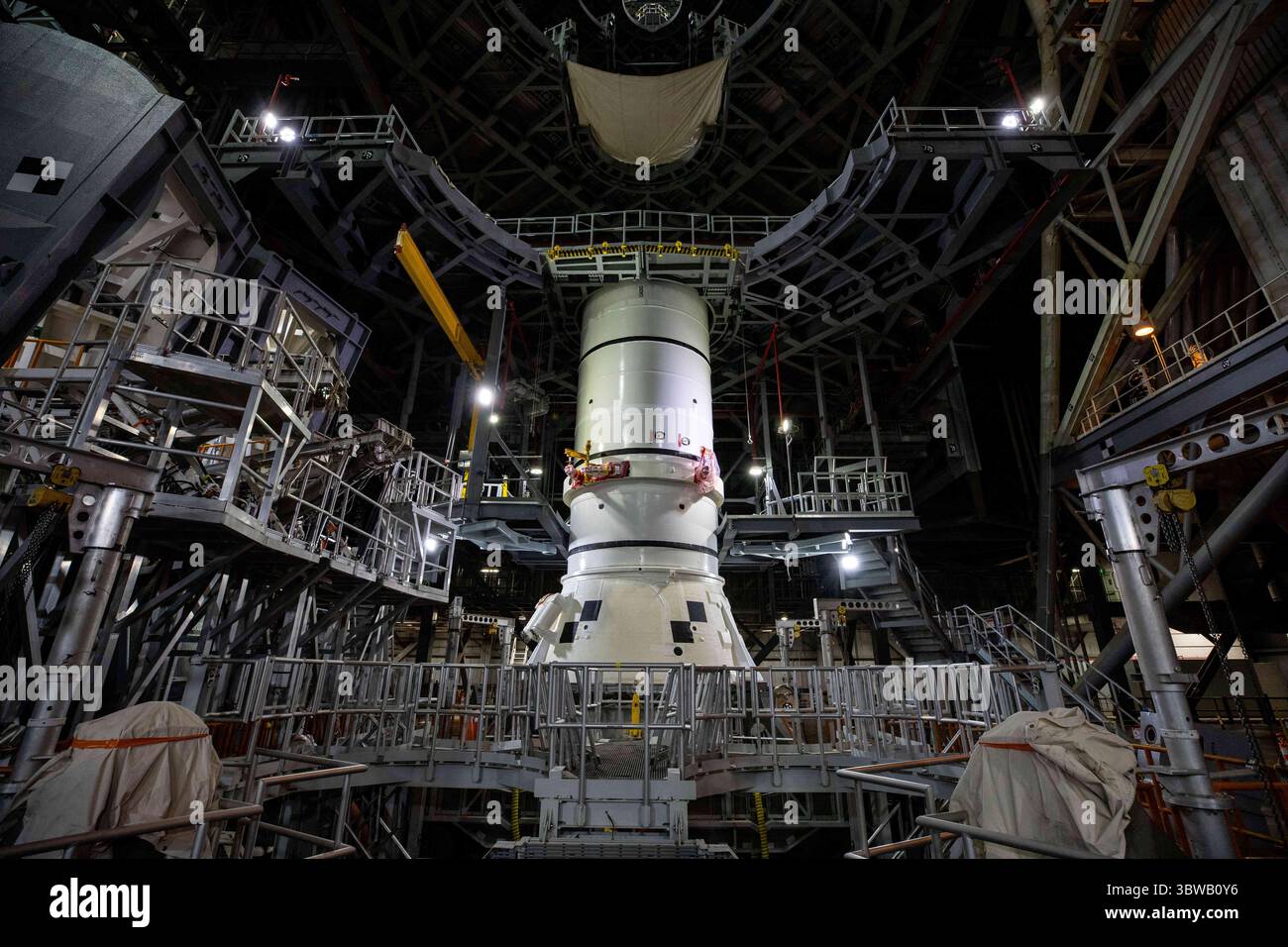 23. November 2020 - Kennedy Space Center, Florida, USA - die Achtersegmente des Space Launch Systems für die Artemis I-Mission bewegen sich von Hochregal 4 innerhalb des VAB, um sie auf dem mobilen Trägerraketen in Hochregal 3 zu stapeln. (Bild: © Cory Huston/NASA/ZUMA Wire/ZUMAPRESS.com) Stockfoto