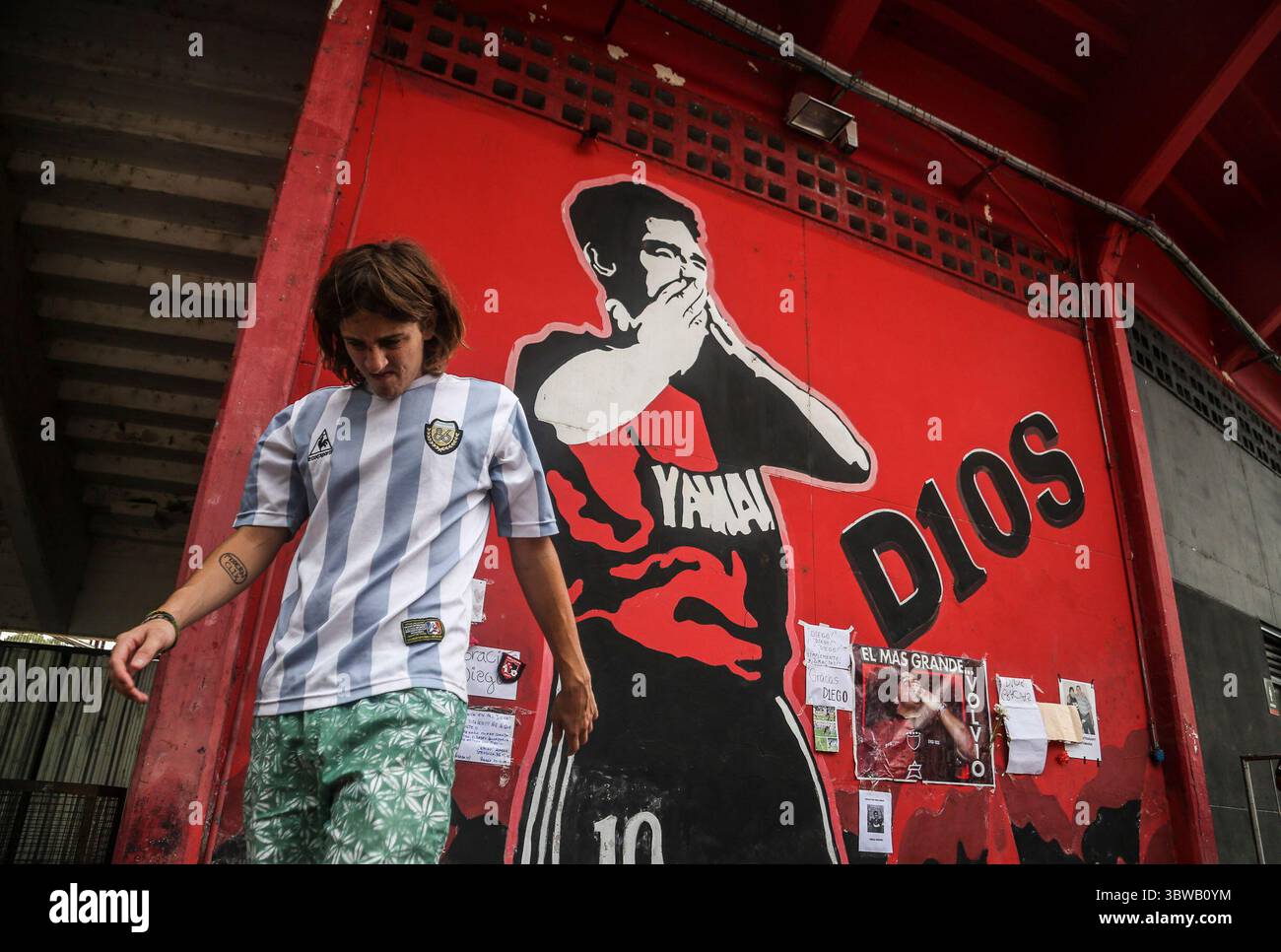 25. November 2020 - Rosario, Argentinien - ein argentinischer Fan trauert um Diego Maradona im Newell's Old Boys Stadion. (Bild: © Alan Monzon/ZUMA Wire) Stockfoto