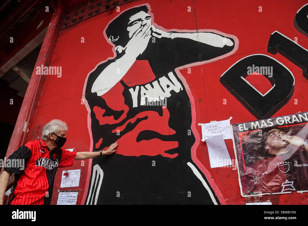 25. November 2020 - Rosario, Argentinien - ein argentinischer Fan trauert um Diego Maradona im Newell's Old Boys Stadion. (Bild: © Alan Monzon/ZUMA Wire) Stockfoto