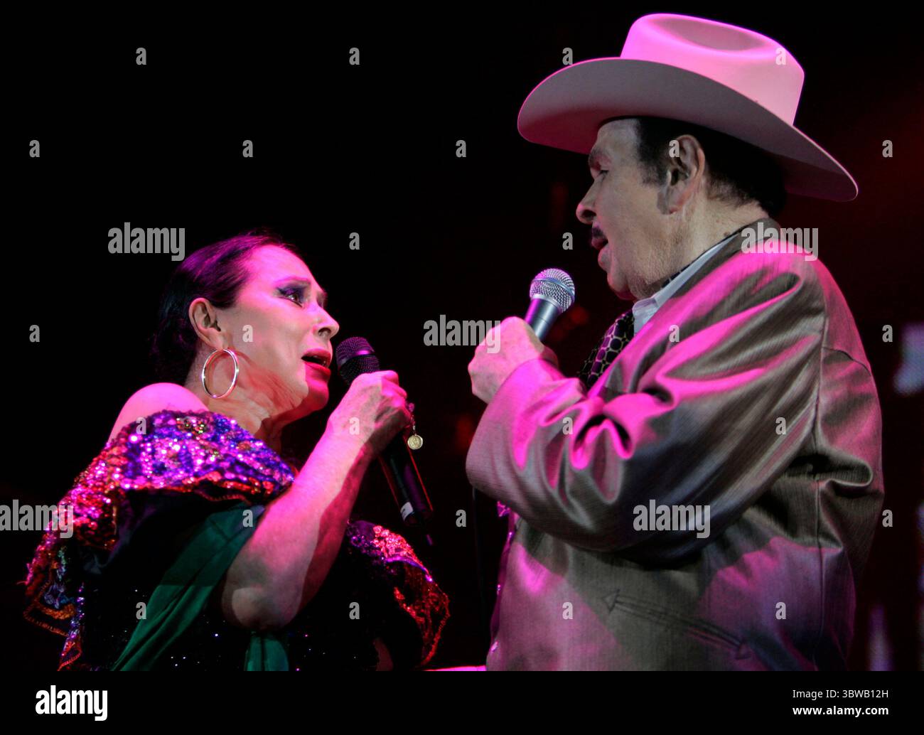 25. November 2020 in Whittier, Kalifornien, USA: Die mexikanische Sängerin und Schauspielerin Flor Silvester starb in ihrem Haus in Zacatecas, Mexiko. Sie war 90. FOTO: Flor Silvestre singt am Sonntag, den 4. September 2005, in der Pico Rivera Sports Arena mit ihrem Mann Antonio Aguilar. ARMANDO ARORIZO/PI (Kreditbild: © Prensa Internacional Via ZUMA Wire) Stockfoto