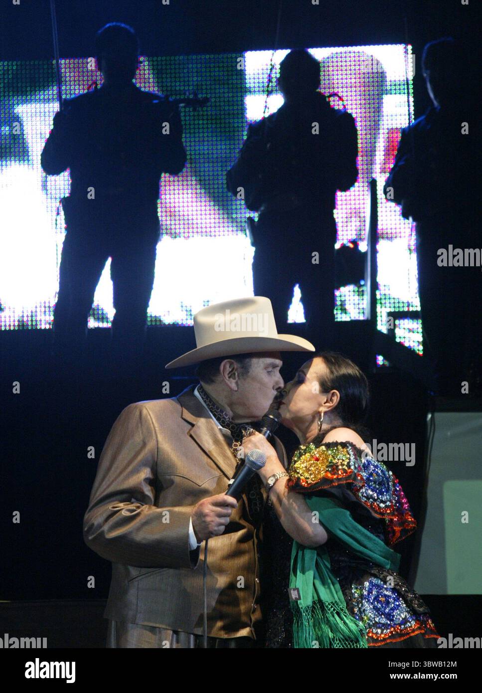 25. November 2020 in Whittier, Kalifornien, USA: Die mexikanische Sängerin und Schauspielerin Flor Silvester starb in ihrem Haus in Zacatecas, Mexiko. Sie war 90. FOTO: Flor Silvestre singt am Sonntag, den 4. September 2005, in der Pico Rivera Sports Arena mit ihrem Mann Antonio Aguilar. ARMANDO ARORIZO/PI (Kreditbild: © Prensa Internacional Via ZUMA Wire) Stockfoto