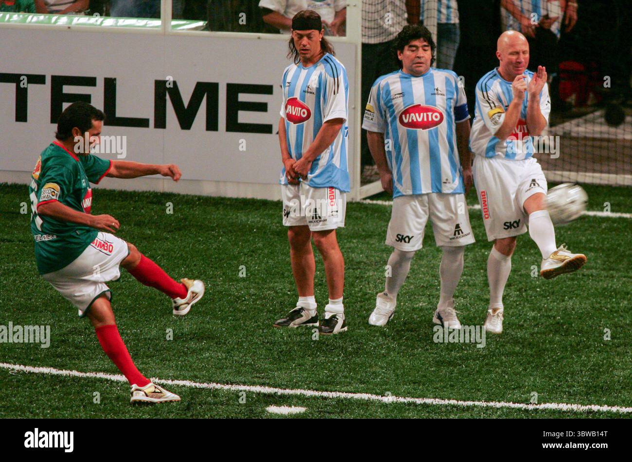 25. November 2020, Mexiko, USA: Diego Armando Maradona erlitt einen Herzstillstand und starb in seinem Haus in Tigre, Argentinien. Er war 60. FOTO: Sabado, 11 de Noviembre 2006. Diego Armando Maradona, en partido amistoso de futbol ''Showbol'', entre las selecciones de Mexico y Argentina, en el Palacio de los Deportes en la ciudad de Mexico. .ALEX GONZALEZ/PI (Kreditbild: © Prensa Internacional Via ZUMA Wire) Stockfoto