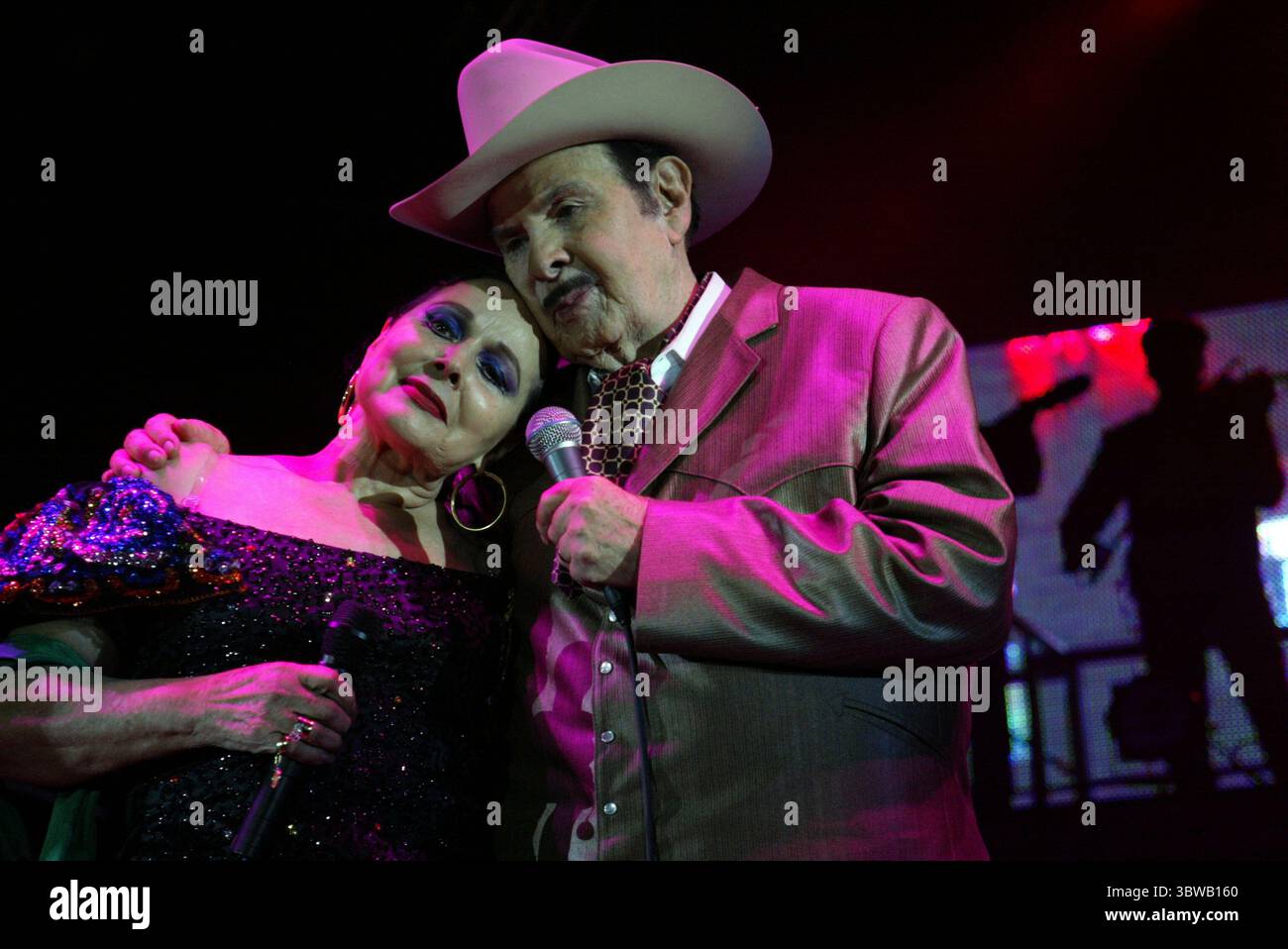 25. November 2020 in Whittier, Kalifornien, USA: Die mexikanische Sängerin und Schauspielerin Flor Silvester starb in ihrem Haus in Zacatecas, Mexiko. Sie war 90. FOTO: Flor Silvestre singt am Sonntag, den 4. September 2005, in der Pico Rivera Sports Arena mit ihrem Mann Antonio Aguilar. ARMANDO ARORIZO/PI (Kreditbild: © Prensa Internacional Via ZUMA Wire) Stockfoto