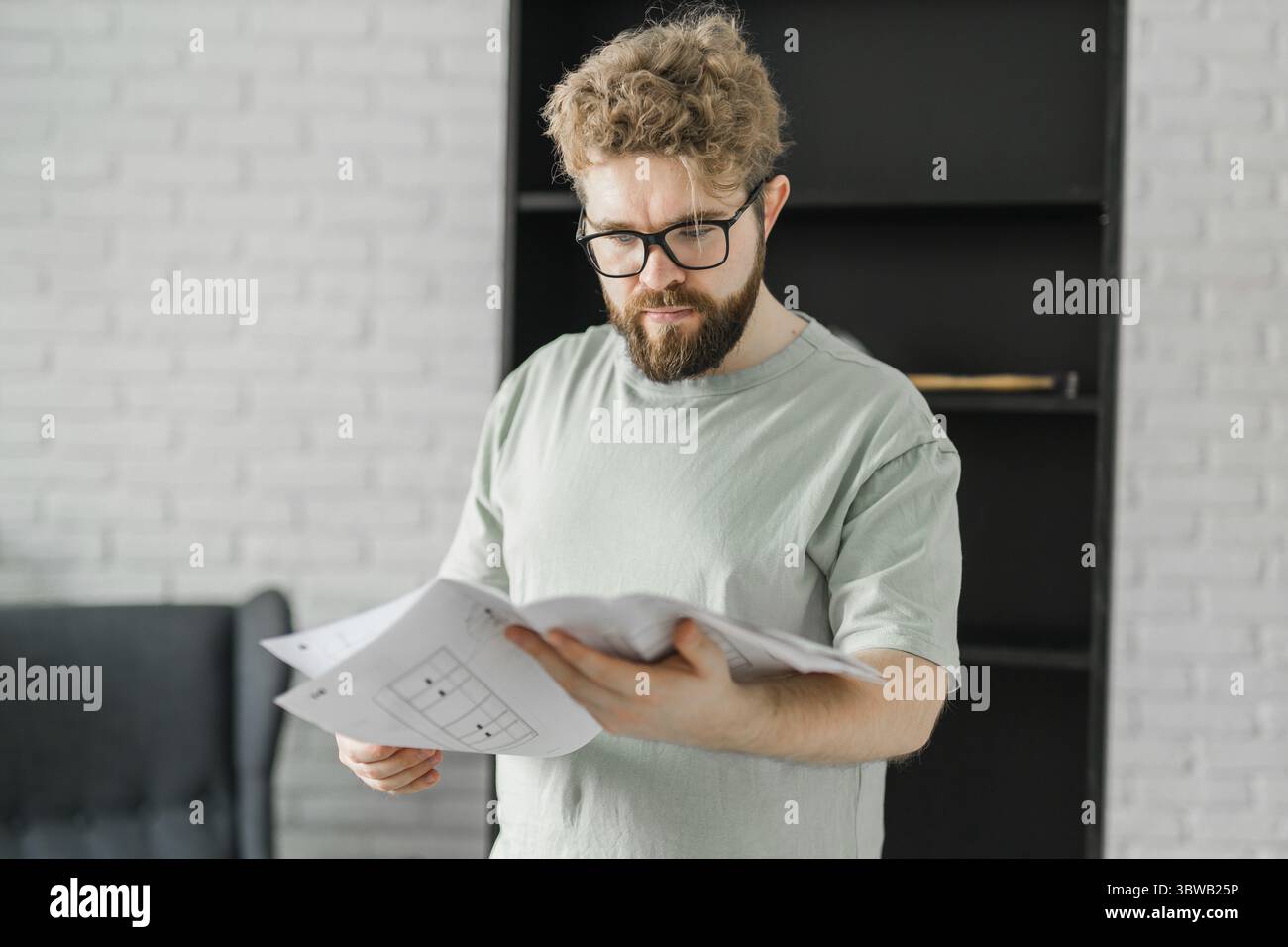 Junger attraktiver Mann baut Möbel - handwerker und Inneneinrichtung Konzept Stockfoto