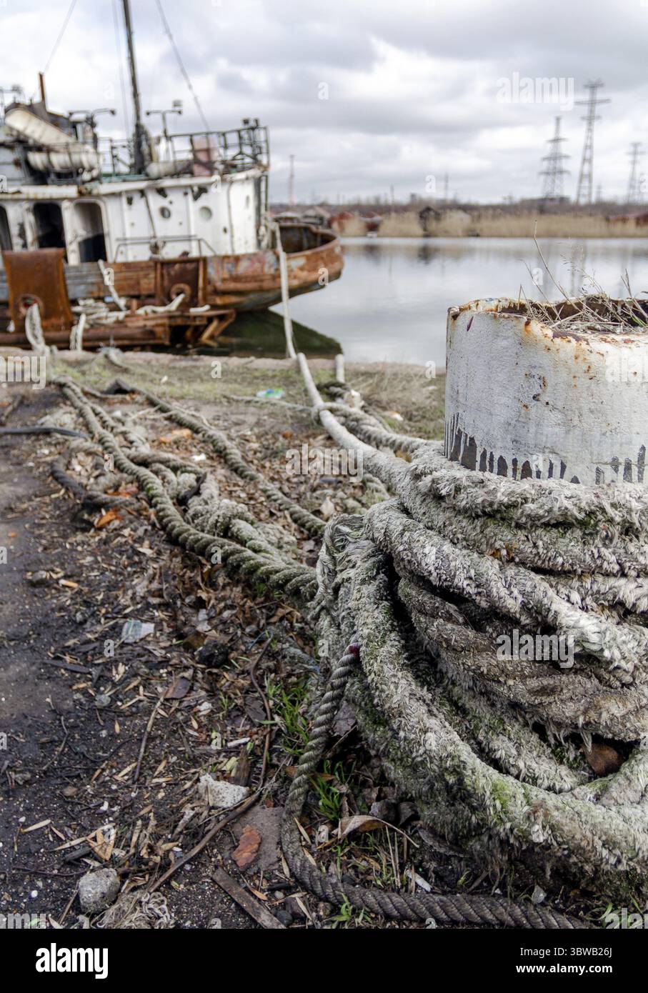 Verlassene alte beschädigte Schiffe im Hafen ohne Menschen während des Krieges zwischen der Ukraine und Russland Stockfoto