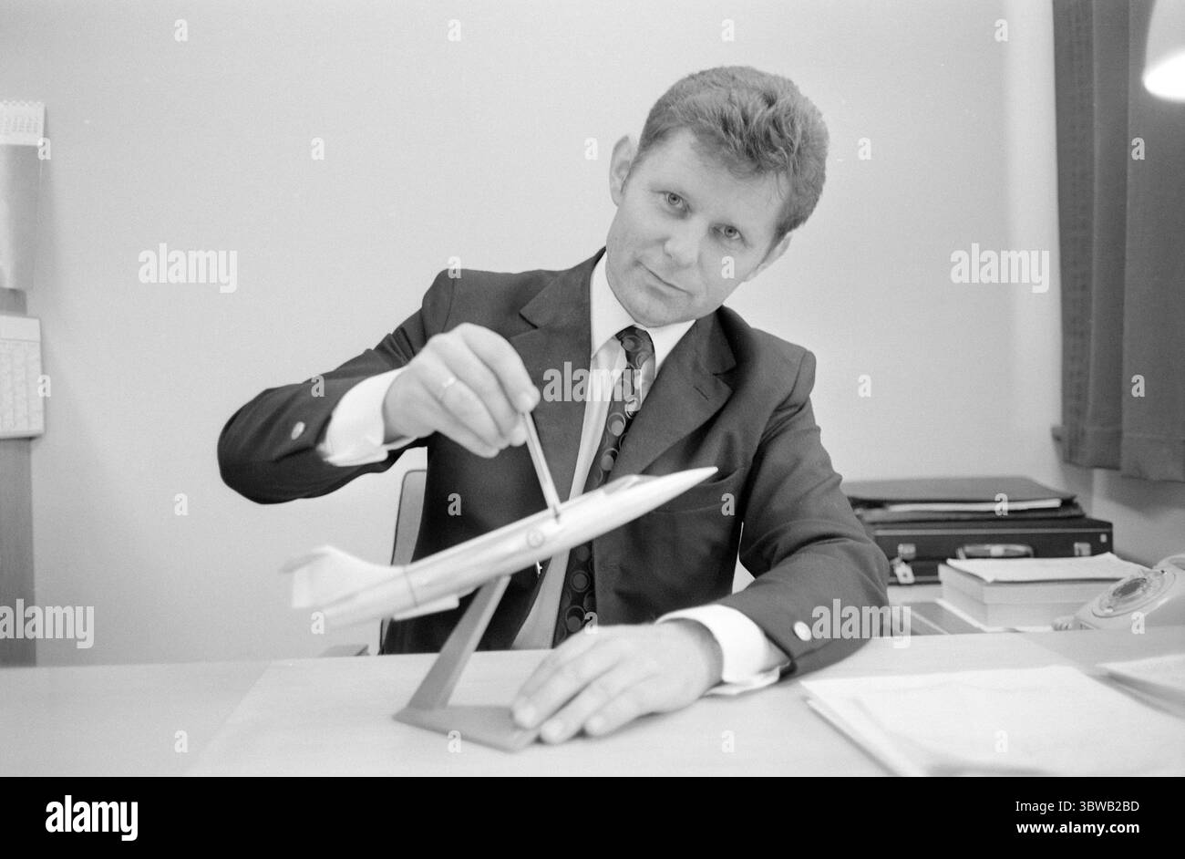 Aktuell 41-3-1971: Schwarzes Jahr für die Luftwaffe.bisher hat die Verteidigung in diesem Jahr 13 Flugzeuge und Hubschrauber-Unfälle erlebt. Der materielle Verlust beläuft sich auf 55-60 Millionen Kronen. Viel tragischer ist, dass sieben Piloten gestorben sind. 1971 wird ein trauriges Jahr für die Luftwaffe. Der Grund für die hohe Zahl von Unfällen scheint menschliches Versagen seitens der Piloten zu sein. Der Flugsicherheitsinspektor der Luftwaffe, Oberstleutnant Birger Strand: Regeln, Vorschriften und Disziplin müssen verschärft werden. Foto: Ivar Aaserud / aktuell / NTB ***FOTO NICHT VERARBEITET*** *Text wird automatisch übersetzt* Stockfoto