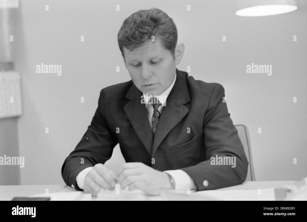 Aktuell 41-3-1971: Schwarzes Jahr für die Luftwaffe.bisher hat die Verteidigung in diesem Jahr 13 Flugzeuge und Hubschrauber-Unfälle erlebt. Der materielle Verlust beläuft sich auf 55-60 Millionen Kronen. Viel tragischer ist, dass sieben Piloten gestorben sind. 1971 wird ein trauriges Jahr für die Luftwaffe. Der Grund für die hohe Zahl von Unfällen scheint menschliches Versagen seitens der Piloten zu sein. Der Flugsicherheitsinspektor der Luftwaffe, Oberstleutnant Birger Strand: Regeln, Vorschriften und Disziplin müssen verschärft werden. Foto: Ivar Aaserud / aktuell / NTB ***FOTO NICHT VERARBEITET*** *Text wird automatisch übersetzt* Stockfoto