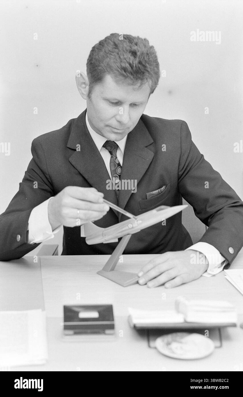 Aktuell 41-3-1971: Schwarzes Jahr für die Luftwaffe.bisher hat die Verteidigung in diesem Jahr 13 Flugzeuge und Hubschrauber-Unfälle erlebt. Der materielle Verlust beläuft sich auf 55-60 Millionen Kronen. Viel tragischer ist, dass sieben Piloten gestorben sind. 1971 wird ein trauriges Jahr für die Luftwaffe. Der Grund für die hohe Zahl von Unfällen scheint menschliches Versagen seitens der Piloten zu sein. Der Flugsicherheitsinspektor der Luftwaffe, Oberstleutnant Birger Strand: Regeln, Vorschriften und Disziplin müssen verschärft werden. Foto: Ivar Aaserud / aktuell / NTB ***FOTO NICHT VERARBEITET*** *Text wird automatisch übersetzt* Stockfoto