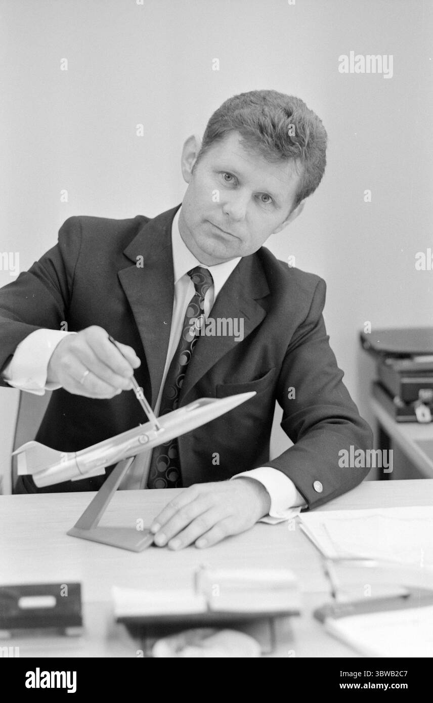 Aktuell 41-3-1971: Schwarzes Jahr für die Luftwaffe.bisher hat die Verteidigung in diesem Jahr 13 Flugzeuge und Hubschrauber-Unfälle erlebt. Der materielle Verlust beläuft sich auf 55-60 Millionen Kronen. Viel tragischer ist, dass sieben Piloten gestorben sind. 1971 wird ein trauriges Jahr für die Luftwaffe. Der Grund für die hohe Zahl von Unfällen scheint menschliches Versagen seitens der Piloten zu sein. Der Flugsicherheitsinspektor der Luftwaffe, Oberstleutnant Birger Strand: Regeln, Vorschriften und Disziplin müssen verschärft werden. Foto: Ivar Aaserud / aktuell / NTB ***FOTO NICHT VERARBEITET*** *Text wird automatisch übersetzt* Stockfoto