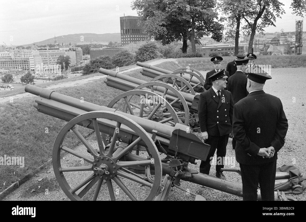 Aktuell 41-3-1971: Schwarzes Jahr für die Luftwaffe. Bisher hat die Verteidigung in diesem Jahr 13 Flugzeuge und Hubschrauber-Unfälle erlebt. Der materielle Verlust beläuft sich auf 55-60 Millionen Kronen. Viel tragischer ist, dass sieben Piloten gestorben sind. 1971 wird ein trauriges Jahr für die Luftwaffe. Der Grund für die hohe Zahl von Unfällen scheint menschliches Versagen seitens der Piloten zu sein. Foto: Ivar Aaserud / aktuell / NTB ***FOTO NICHT VERARBEITET*** *Text wird automatisch übersetzt* Stockfoto