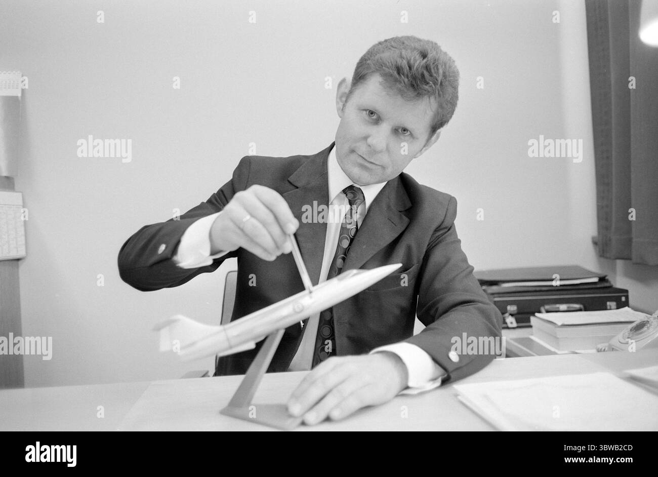 Aktuell 41-3-1971: Schwarzes Jahr für die Luftwaffe.bisher hat die Verteidigung in diesem Jahr 13 Flugzeuge und Hubschrauber-Unfälle erlebt. Der materielle Verlust beläuft sich auf 55-60 Millionen Kronen. Viel tragischer ist, dass sieben Piloten gestorben sind. 1971 wird ein trauriges Jahr für die Luftwaffe. Der Grund für die hohe Zahl von Unfällen scheint menschliches Versagen seitens der Piloten zu sein. Der Flugsicherheitsinspektor der Luftwaffe, Oberstleutnant Birger Strand: Regeln, Vorschriften und Disziplin müssen verschärft werden. Foto: Ivar Aaserud / aktuell / NTB ***FOTO NICHT VERARBEITET*** *Text wird automatisch übersetzt* Stockfoto