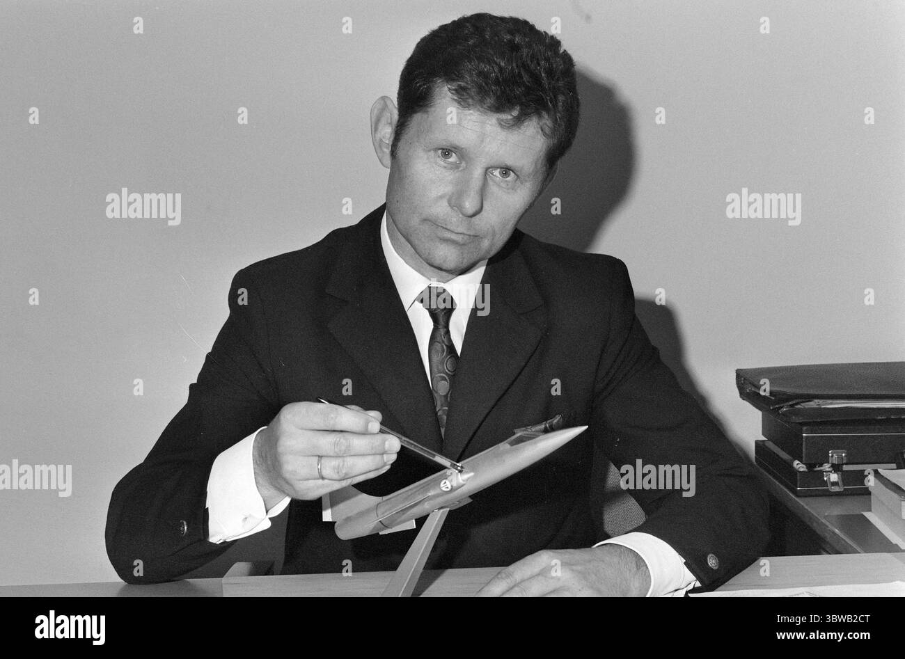 Aktuell 41-3-1971: Schwarzes Jahr für die Luftwaffe.bisher hat die Verteidigung in diesem Jahr 13 Flugzeuge und Hubschrauber-Unfälle erlebt. Der materielle Verlust beläuft sich auf 55-60 Millionen Kronen. Viel tragischer ist, dass sieben Piloten gestorben sind. 1971 wird ein trauriges Jahr für die Luftwaffe. Der Grund für die hohe Zahl von Unfällen scheint menschliches Versagen seitens der Piloten zu sein. Der Flugsicherheitsinspektor der Luftwaffe, Oberstleutnant Birger Strand: Regeln, Vorschriften und Disziplin müssen verschärft werden. Foto: Ivar Aaserud / aktuell / NTB ***FOTO NICHT VERARBEITET*** *Text wird automatisch übersetzt* Stockfoto