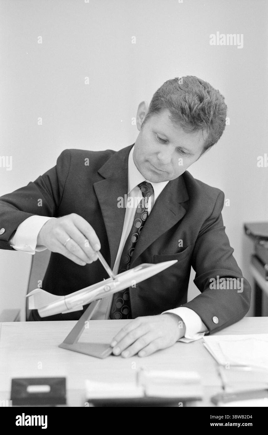 Aktuell 41-3-1971: Schwarzes Jahr für die Luftwaffe.bisher hat die Verteidigung in diesem Jahr 13 Flugzeuge und Hubschrauber-Unfälle erlebt. Der materielle Verlust beläuft sich auf 55-60 Millionen Kronen. Viel tragischer ist, dass sieben Piloten gestorben sind. 1971 wird ein trauriges Jahr für die Luftwaffe. Der Grund für die hohe Zahl von Unfällen scheint menschliches Versagen seitens der Piloten zu sein. Der Flugsicherheitsinspektor der Luftwaffe, Oberstleutnant Birger Strand: Regeln, Vorschriften und Disziplin müssen verschärft werden. Foto: Ivar Aaserud / aktuell / NTB ***FOTO NICHT VERARBEITET*** *Text wird automatisch übersetzt* Stockfoto