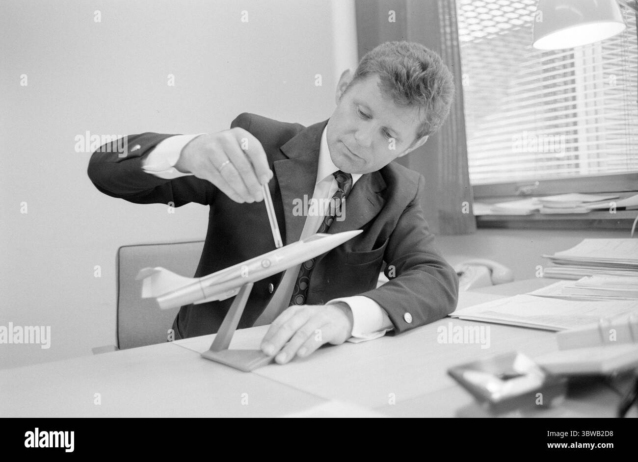 Aktuell 41-3-1971: Schwarzes Jahr für die Luftwaffe.bisher hat die Verteidigung in diesem Jahr 13 Flugzeuge und Hubschrauber-Unfälle erlebt. Der materielle Verlust beläuft sich auf 55-60 Millionen Kronen. Viel tragischer ist, dass sieben Piloten gestorben sind. 1971 wird ein trauriges Jahr für die Luftwaffe. Der Grund für die hohe Zahl von Unfällen scheint menschliches Versagen seitens der Piloten zu sein. Der Flugsicherheitsinspektor der Luftwaffe, Oberstleutnant Birger Strand: Regeln, Vorschriften und Disziplin müssen verschärft werden. Foto: Ivar Aaserud / aktuell / NTB ***FOTO NICHT VERARBEITET*** *Text wird automatisch übersetzt* Stockfoto