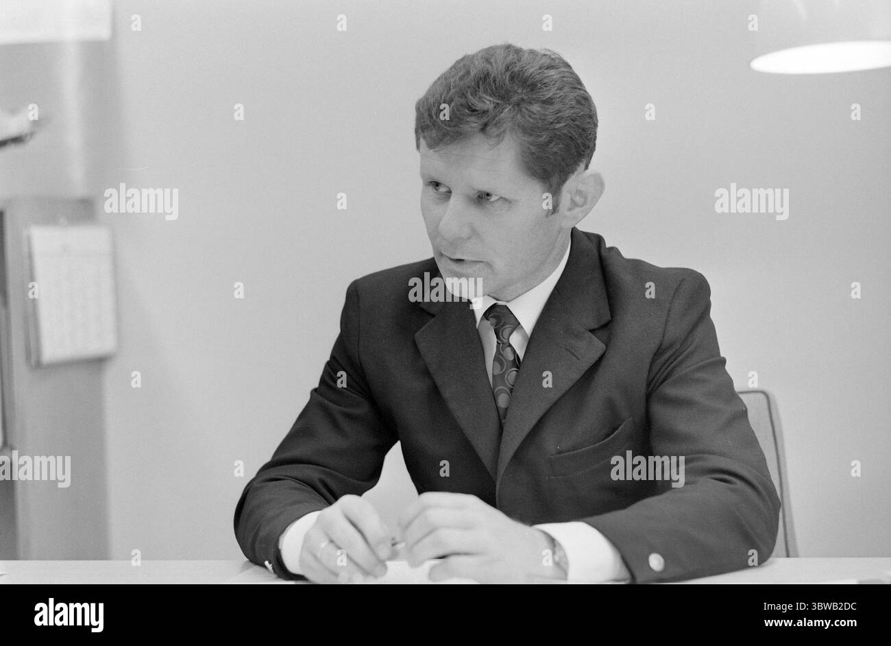 Aktuell 41-3-1971: Schwarzes Jahr für die Luftwaffe.bisher hat die Verteidigung in diesem Jahr 13 Flugzeuge und Hubschrauber-Unfälle erlebt. Der materielle Verlust beläuft sich auf 55-60 Millionen Kronen. Viel tragischer ist, dass sieben Piloten gestorben sind. 1971 wird ein trauriges Jahr für die Luftwaffe. Der Grund für die hohe Zahl von Unfällen scheint menschliches Versagen seitens der Piloten zu sein. Der Flugsicherheitsinspektor der Luftwaffe, Oberstleutnant Birger Strand: Regeln, Vorschriften und Disziplin müssen verschärft werden. Foto: Ivar Aaserud / aktuell / NTB ***FOTO NICHT VERARBEITET*** *Text wird automatisch übersetzt* Stockfoto