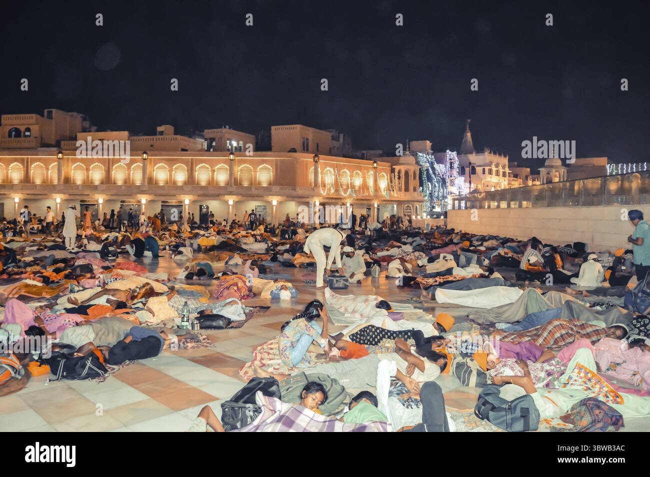 Amritsar, Indien - 16. MAI 2016: Menschen, die auf dem Boden des Goldenen Tempels von Sikh in Amritsar, Indien, schlafen Stockfoto
