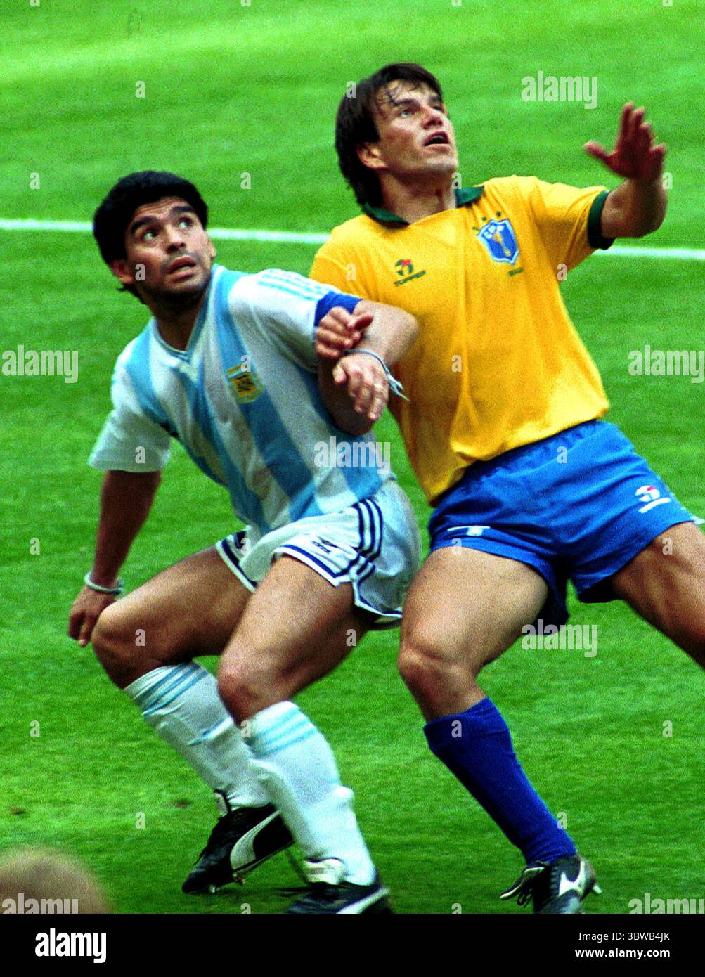 24. Juni 1990, Turin, Italien: DIEGO MARADONA im Kampf bei der WM 1990 Brasilien gegen Argentinien im Stadio delle Alpi Stadion in Turin. Argentinien gewann mit 0:1. (Kreditbild: © Eurokinissi via ZUMA Wire) Stockfoto