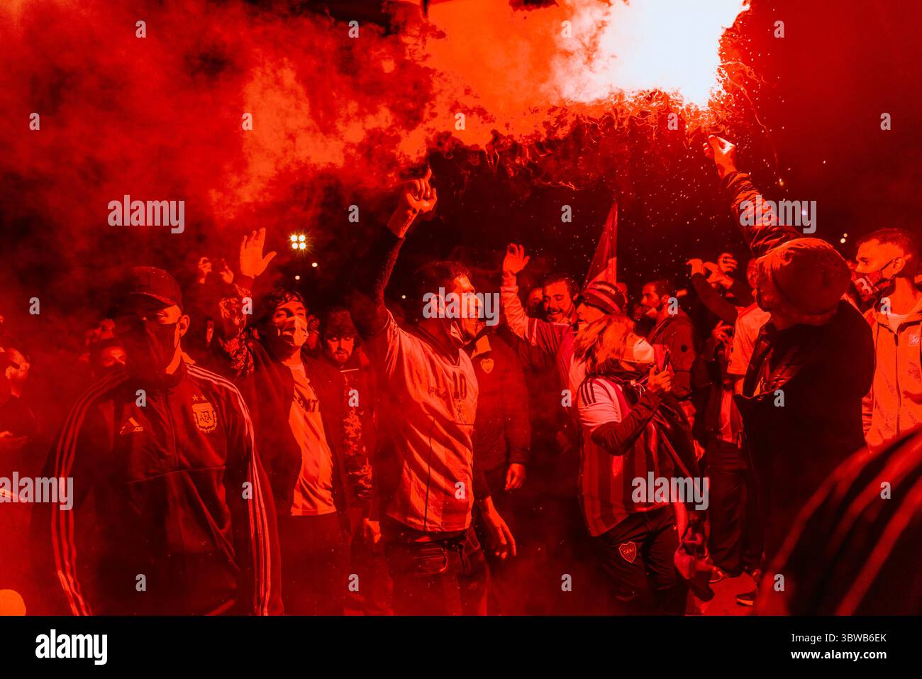 26. November 2020, Barcelona, Katalonien, Spanien: Die Fans von Diego Maradona feiern ihre ewigen Idol-Lichter, nachdem die argentinische Fußballlegende und All-Time Greatest am 25. November 60 nach einem Herzinfarkt gestorben sind, als sie sich am Arc de Triomf in Barcelona trauern. Barcelona war 1982 der erste europäische Sender in seiner beruflichen Laufbahn, wo er zwei eher verletzungsgefährdete und polemische Saisons verbrachte. (Foto: © Matthias Oesterle/ZUMA Wire) Stockfoto