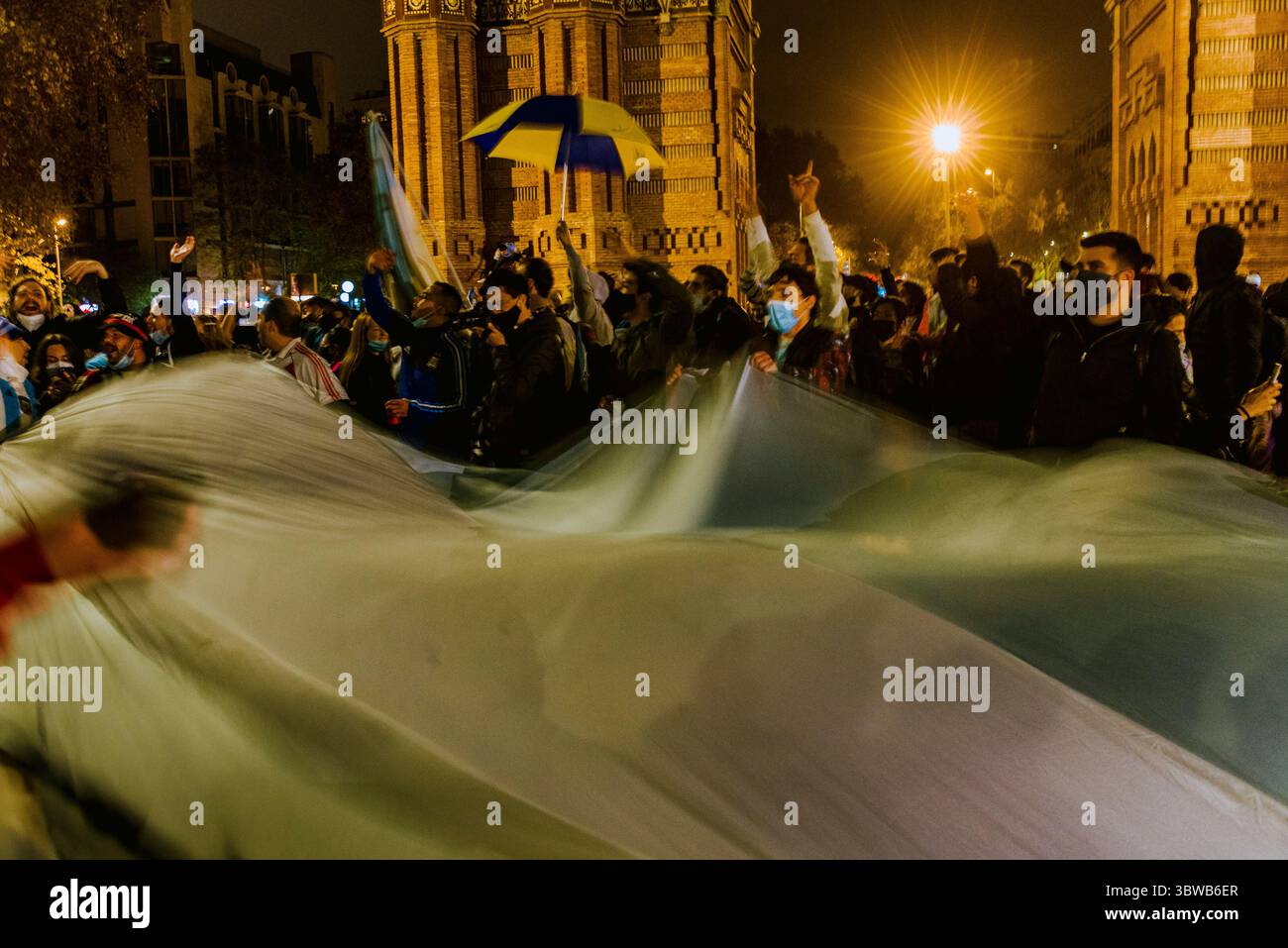 26. November 2020, Barcelona, Katalonien, Spanien: Fans von Diego Maradona feiern ihr ewiges Idol nach der argentinischen Fußballlegende und All-Time Greatest starb am 25. November 60 nach einem Herzinfarkt, als sie sich am Arc de Triomf in Barcelona zusammentrafen. Barcelona war 1982 der erste europäische Sender in seiner beruflichen Laufbahn, wo er zwei eher verletzungsgefährdete und polemische Saisons verbrachte. (Foto: © Matthias Oesterle/ZUMA Wire) Stockfoto