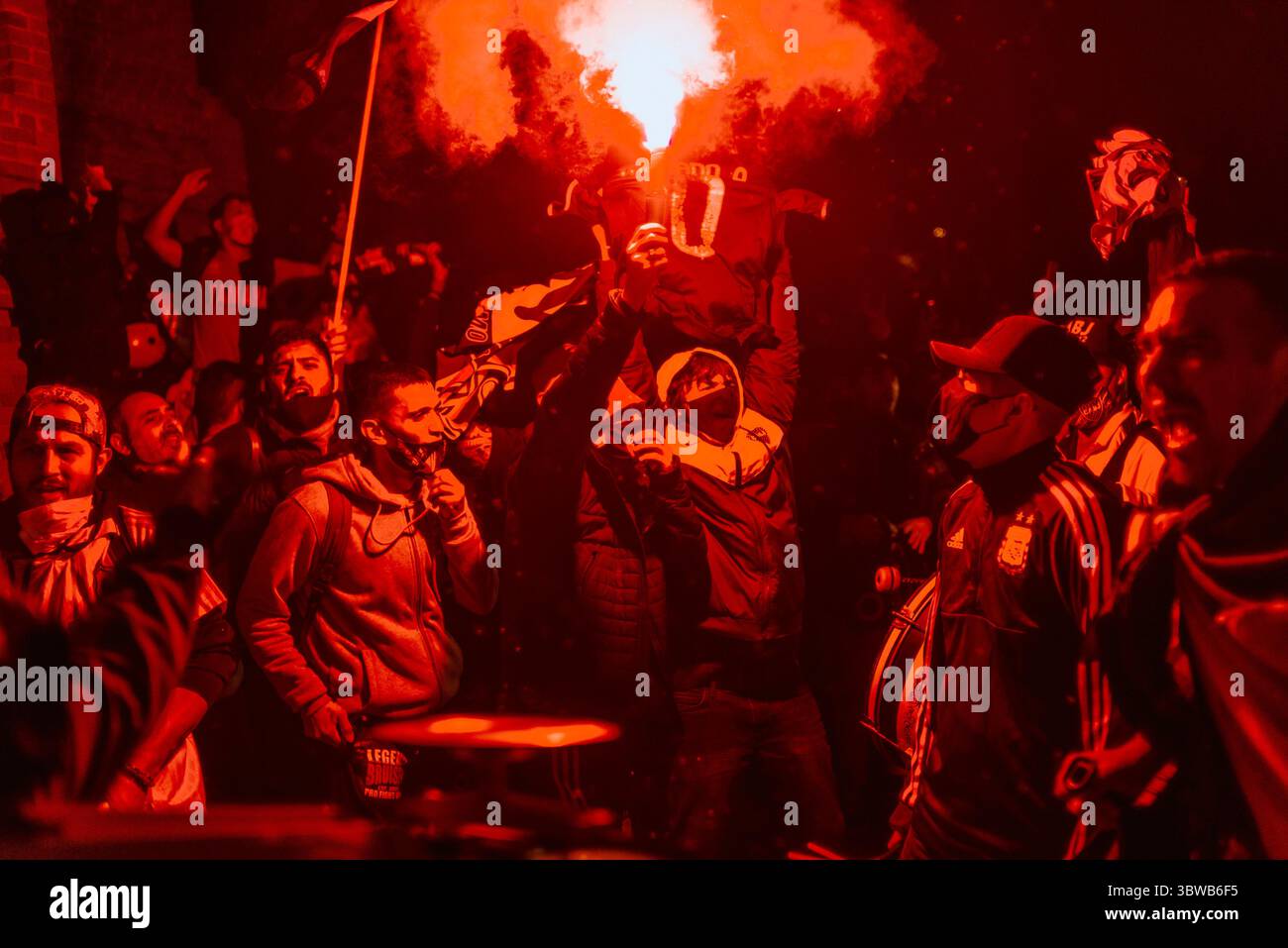 26. November 2020, Barcelona, Katalonien, Spanien: Die Fans von Diego Maradona feiern ihre ewigen Idol-Lichter, nachdem die argentinische Fußballlegende und All-Time Greatest am 25. November 60 nach einem Herzinfarkt gestorben sind, als sie sich am Arc de Triomf in Barcelona trauern. Barcelona war 1982 der erste europäische Sender in seiner beruflichen Laufbahn, wo er zwei eher verletzungsgefährdete und polemische Saisons verbrachte. (Foto: © Matthias Oesterle/ZUMA Wire) Stockfoto