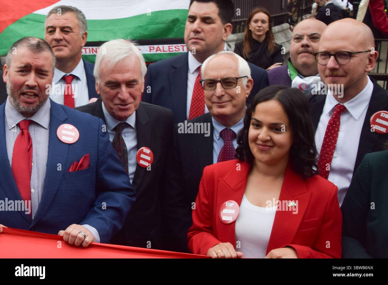 London, Großbritannien. Juni 2025. Verschiedene Abgeordnete, darunter John McDonnell, Richard Burgon, Neil Duncan-Jordan, Brian Leishman, und Nadia Whittome schließt sich den propalästinensischen Demonstranten vor den Häusern des Parlaments an, die ein Waffenembargo gegen Israel fordern, dass Israel seine Angriffe auf Gaza stoppt und dass Hilfe für die hungernde Bevölkerung bereitgestellt wird. Hunderte von Demonstranten hielten ein langes rotes Gewebe um das parlament herum, das die von Israel überzogenen "roten Linien" symbolisierte. Quelle: Vuk Valcic/Alamy Live News Stockfoto